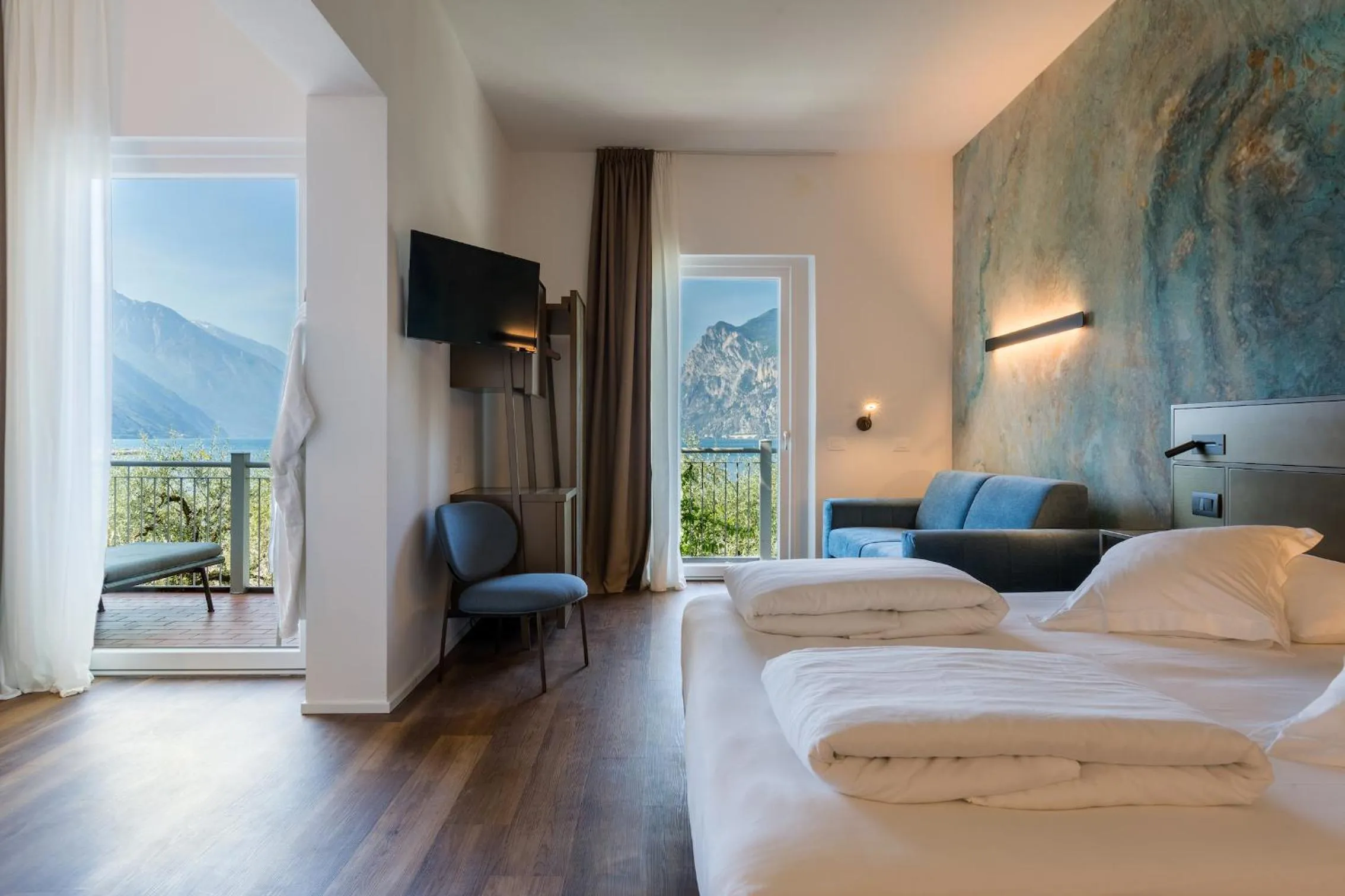 Photo of the whole room, Bed in Hotel Baia Azzurra - Lake Front