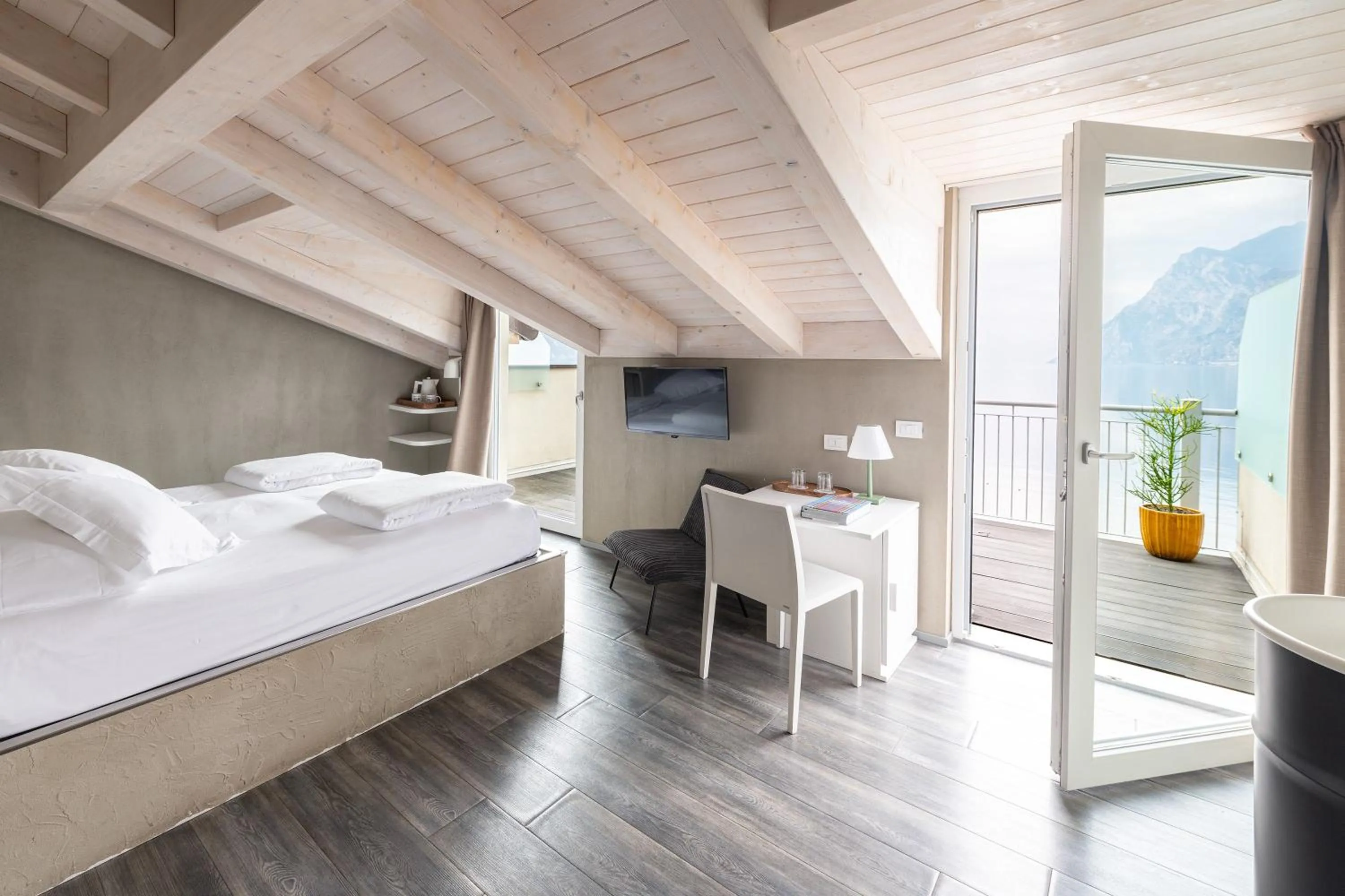 Bedroom, Bed in Hotel Baia Azzurra - Lake Front