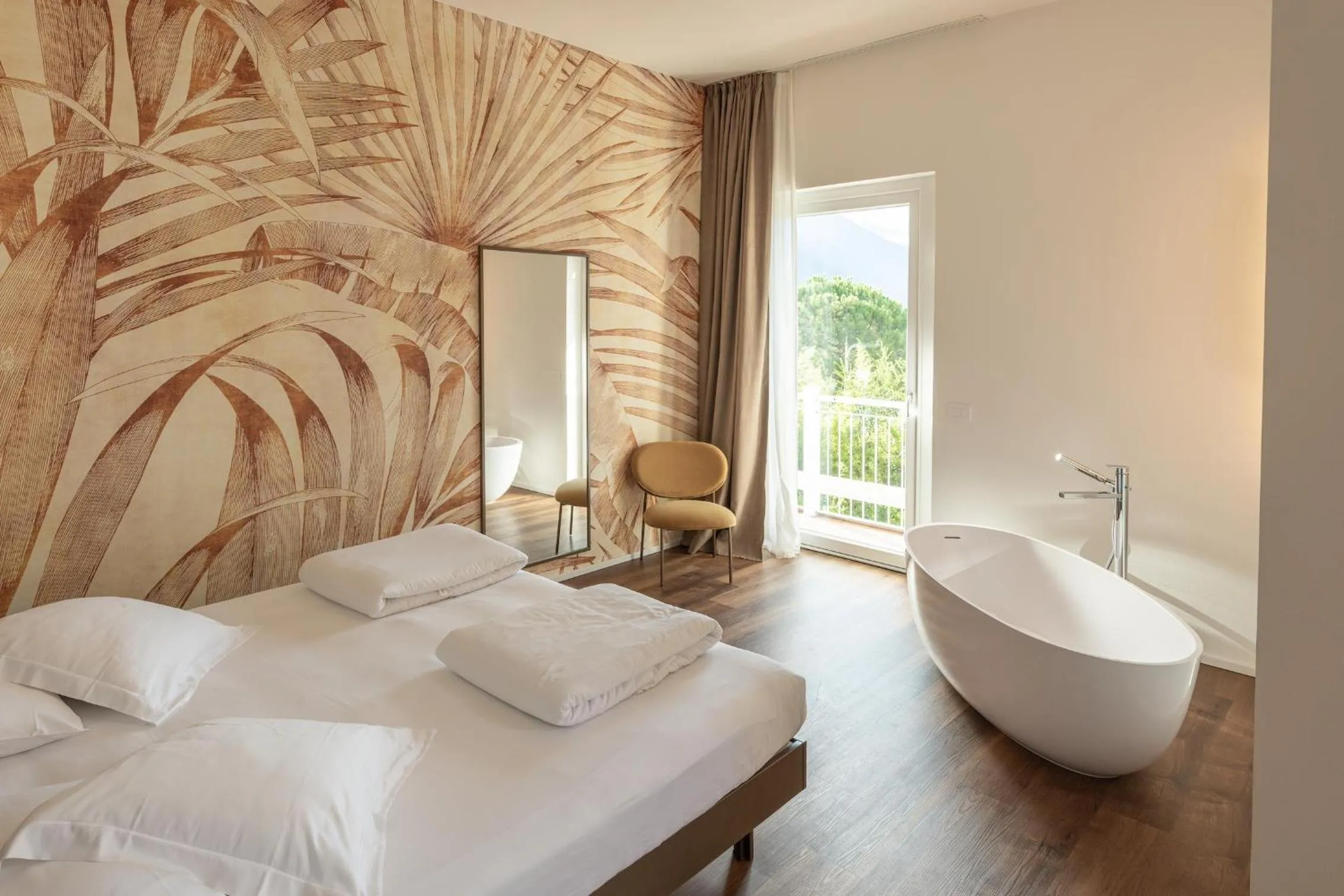 Bedroom, Bed in Hotel Baia Azzurra - Lake Front