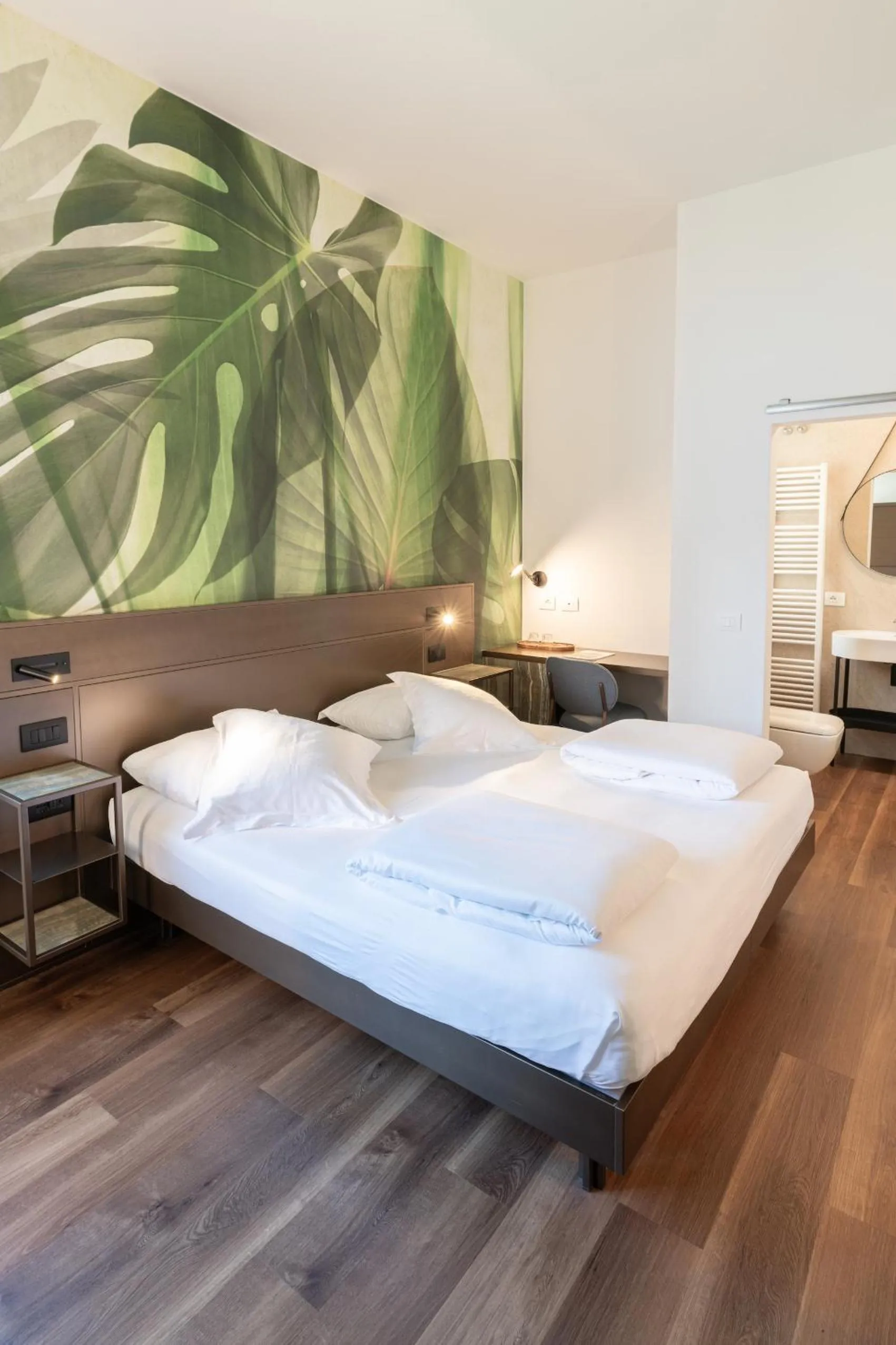 Bedroom, Bed in Hotel Baia Azzurra - Lake Front