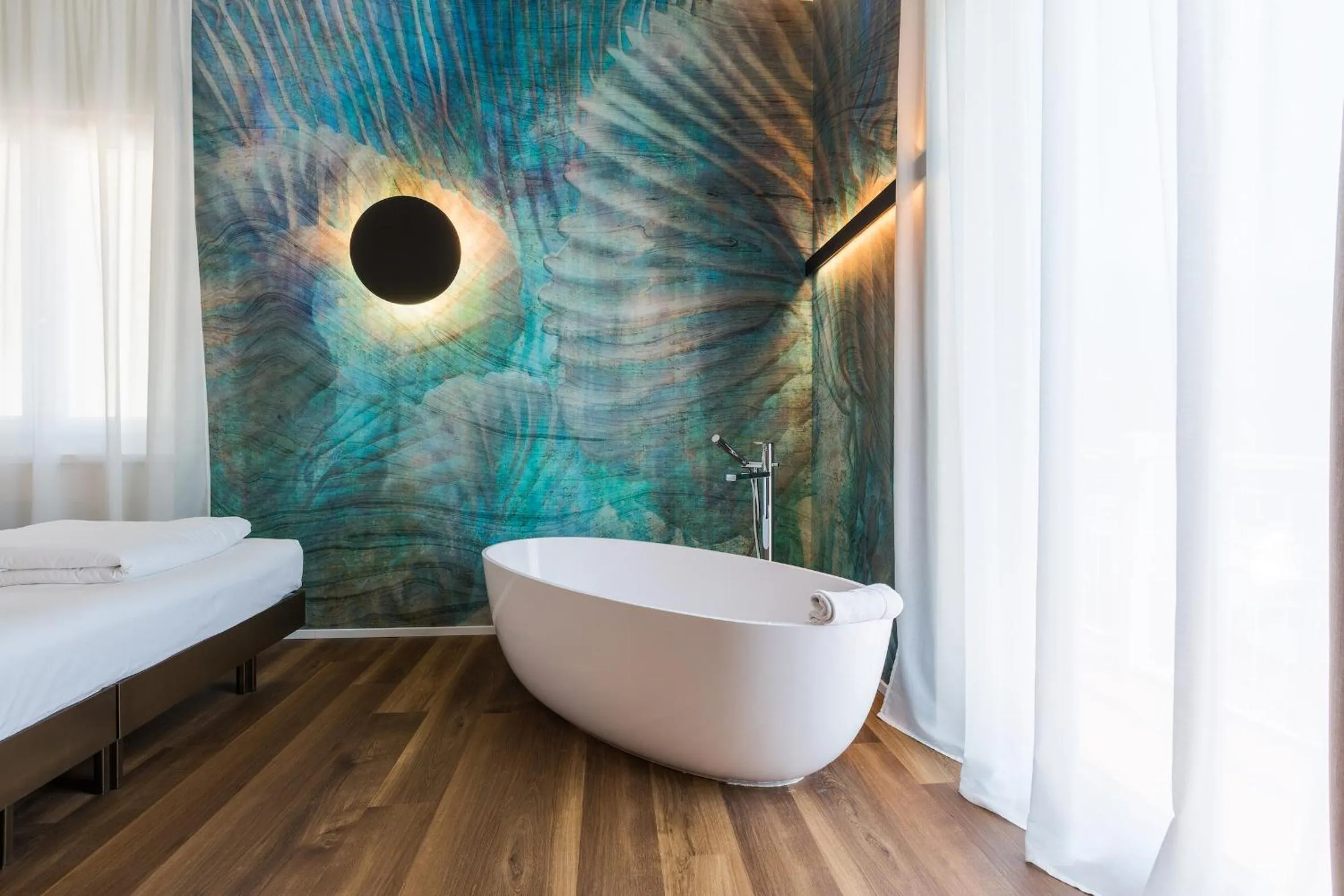 Bath, Bed in Hotel Baia Azzurra - Lake Front