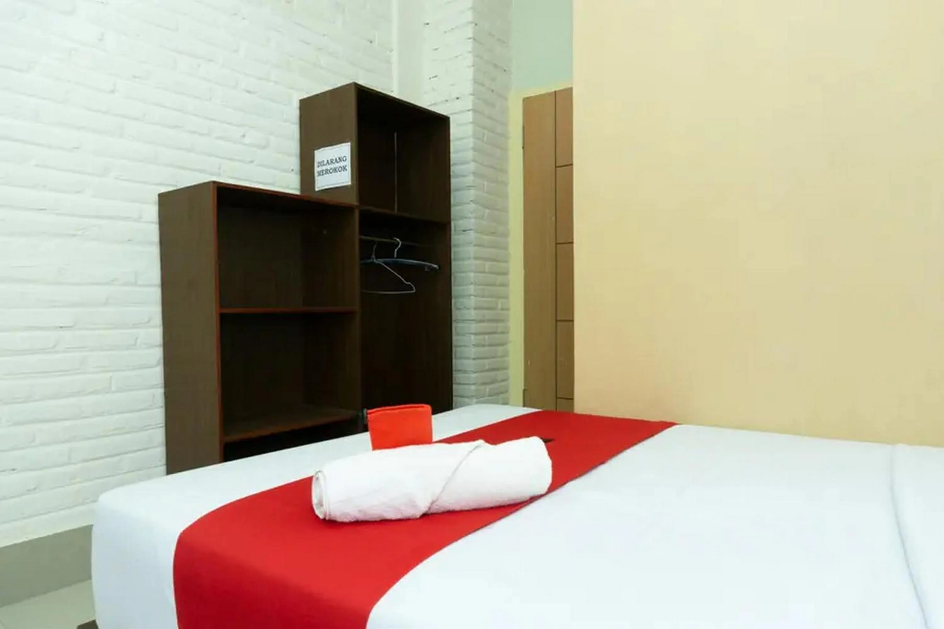 Bedroom, Bed in RedDoorz near Alun Alun Madiun