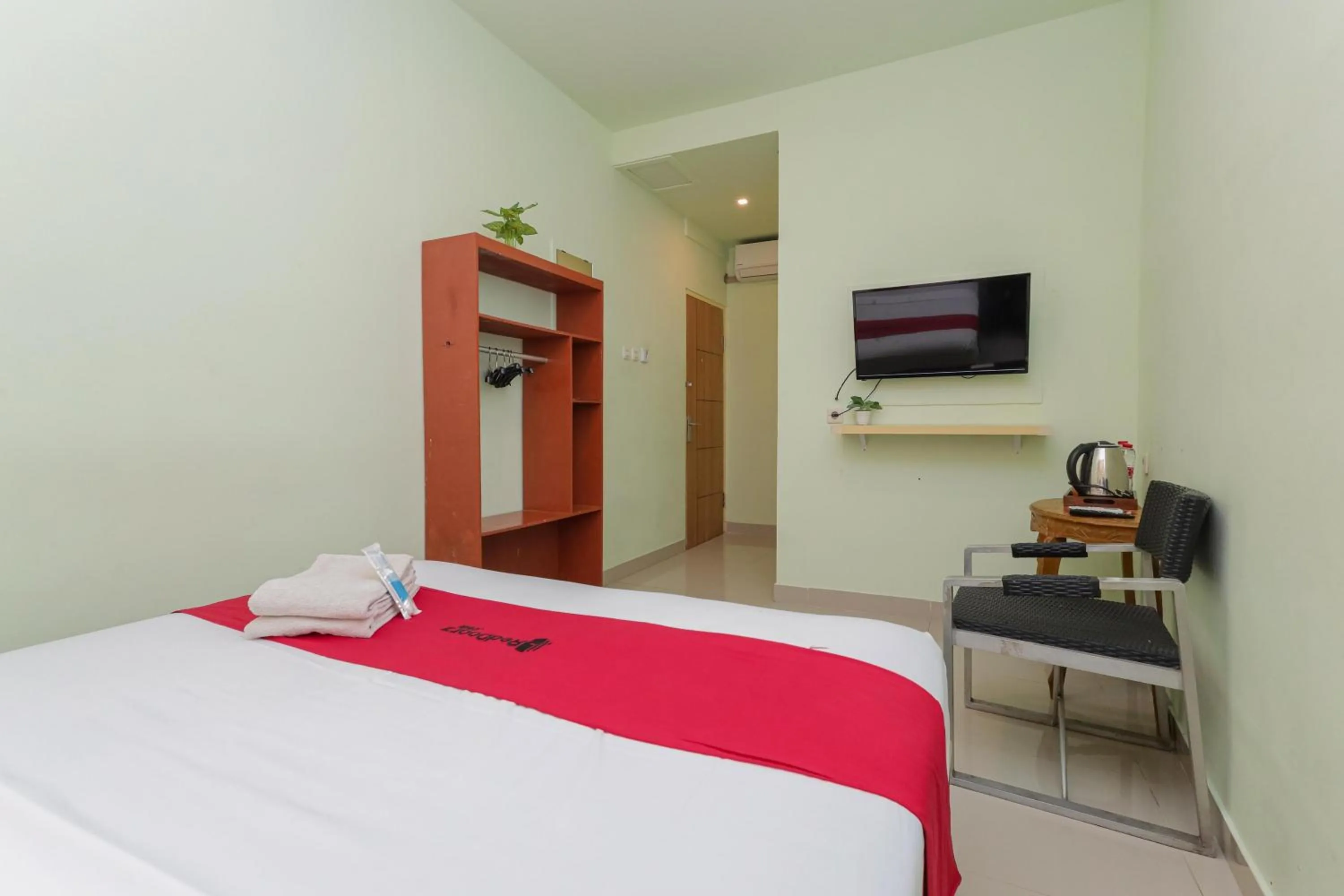 Bedroom, Bed in RedDoorz near Alun Alun Madiun
