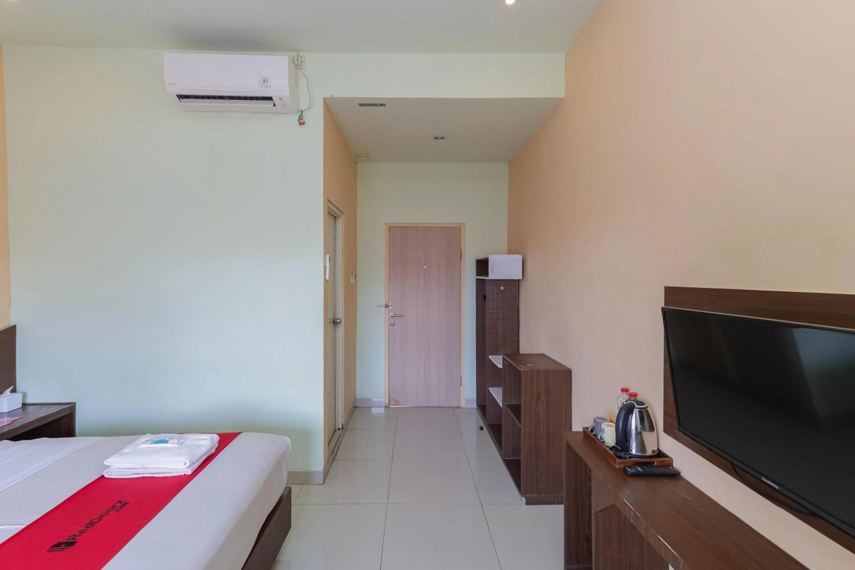 Bedroom, Bed in RedDoorz near Alun Alun Madiun