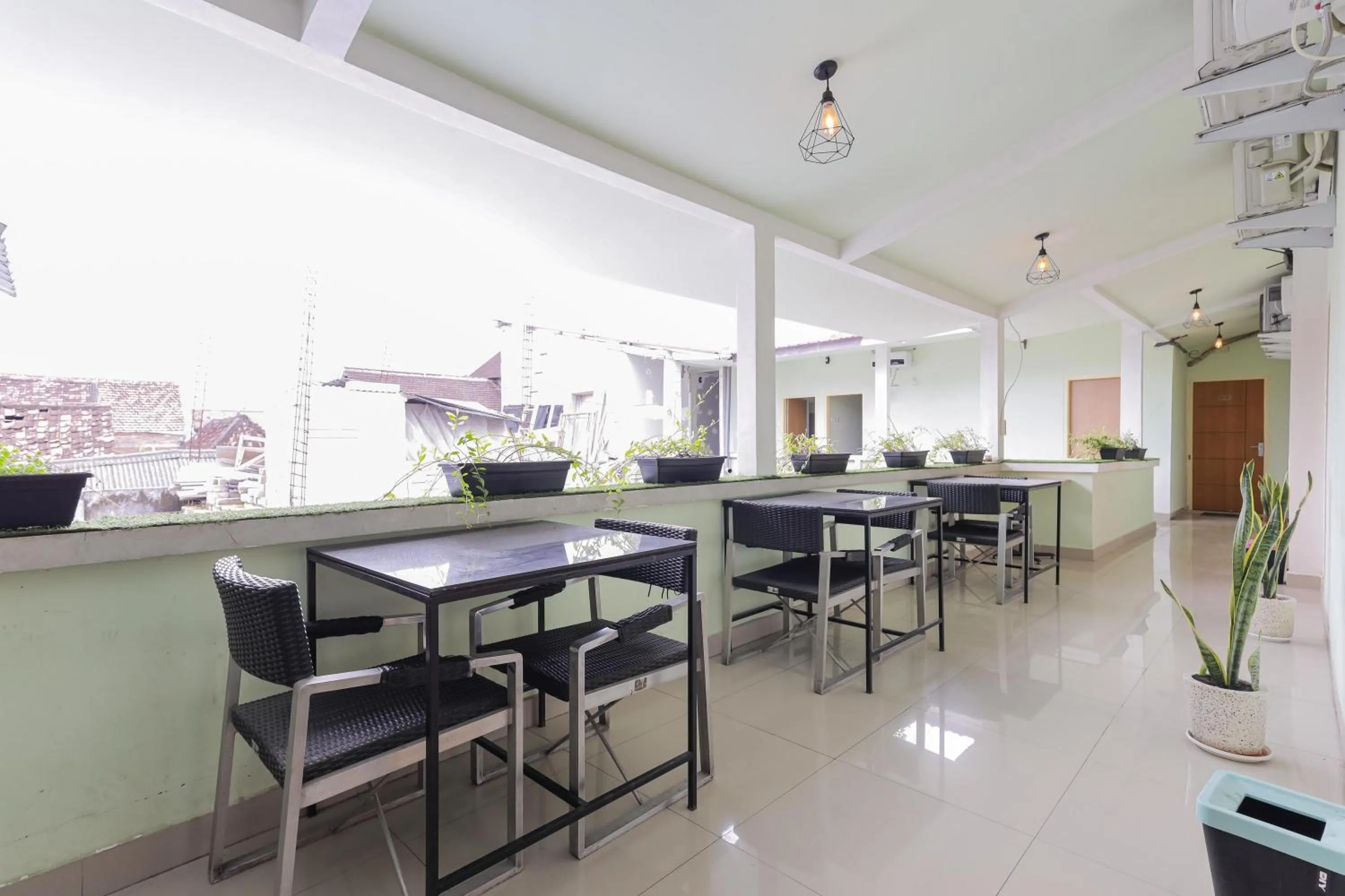 Seating area in RedDoorz near Alun Alun Madiun