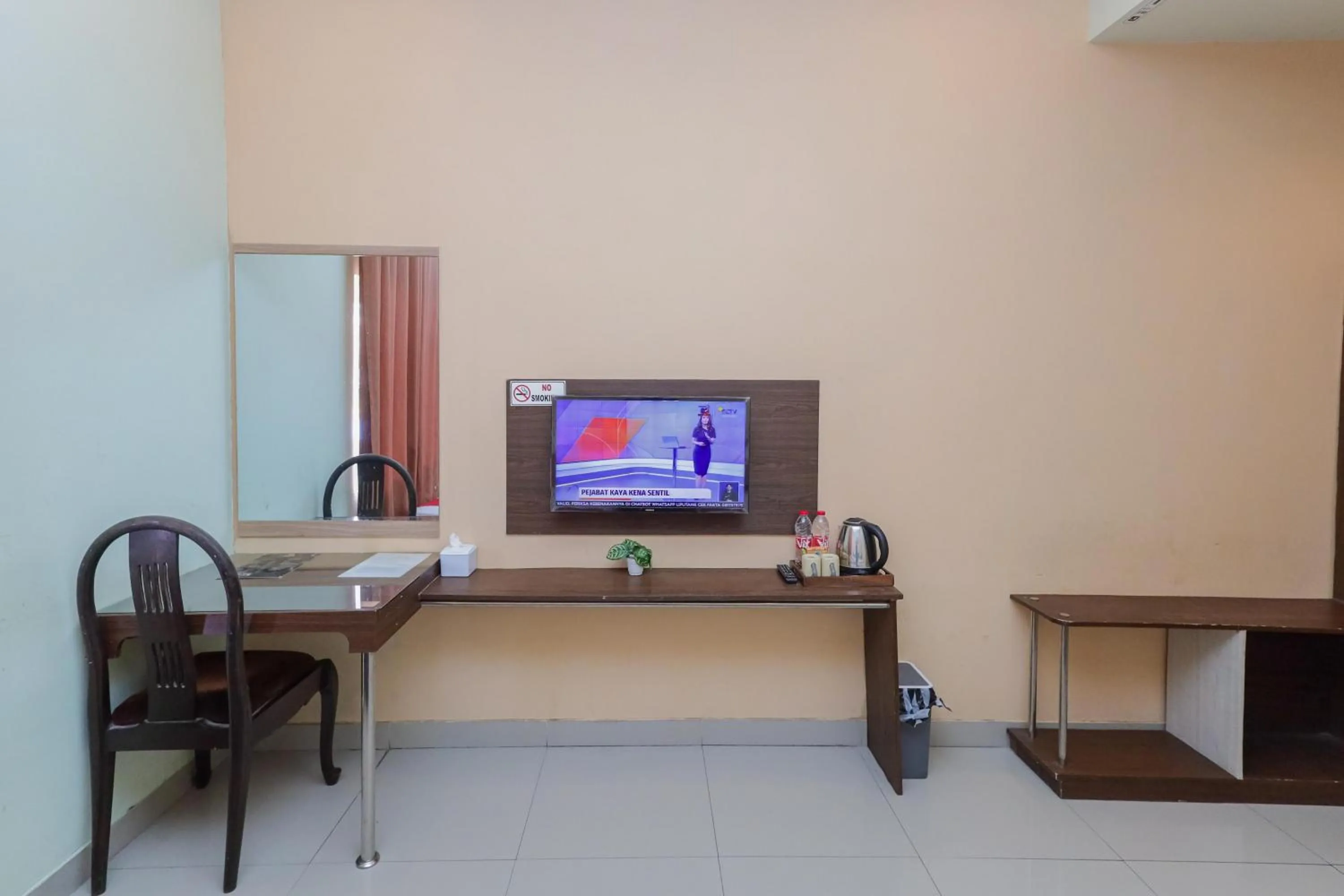 TV and multimedia in RedDoorz near Alun Alun Madiun