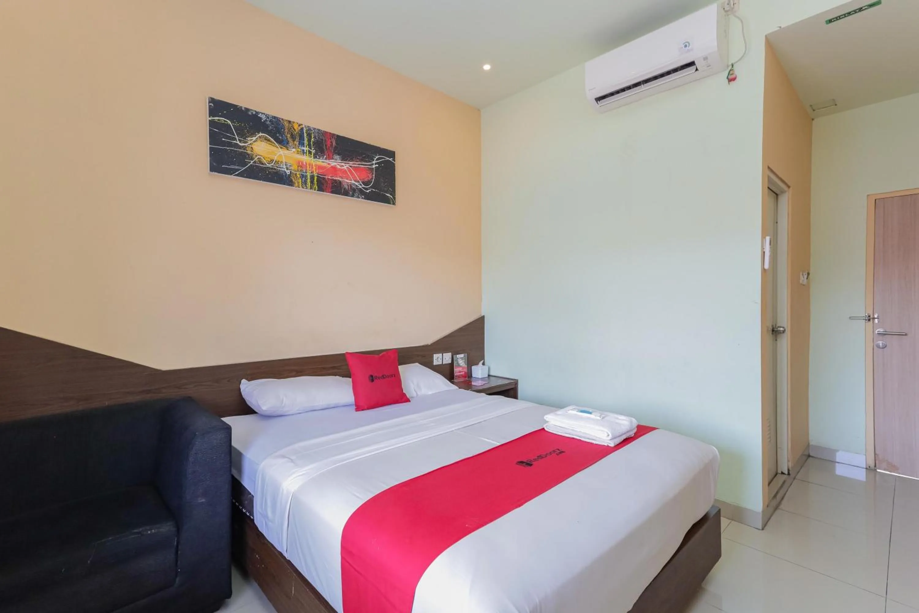 Bedroom, Bed in RedDoorz near Alun Alun Madiun