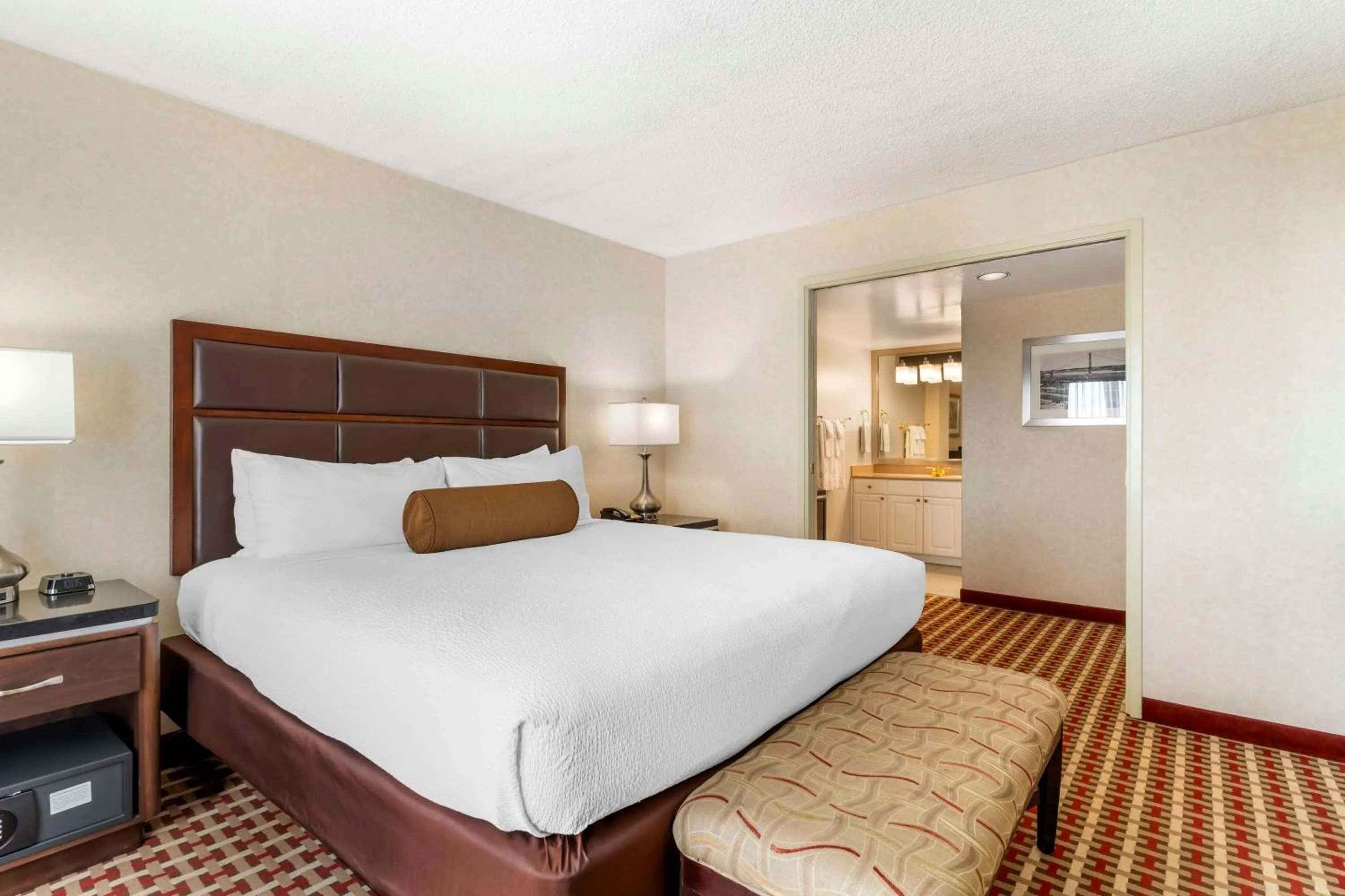 Photo of the whole room, Bed in Best Western Plus Grosvenor Airport Hotel