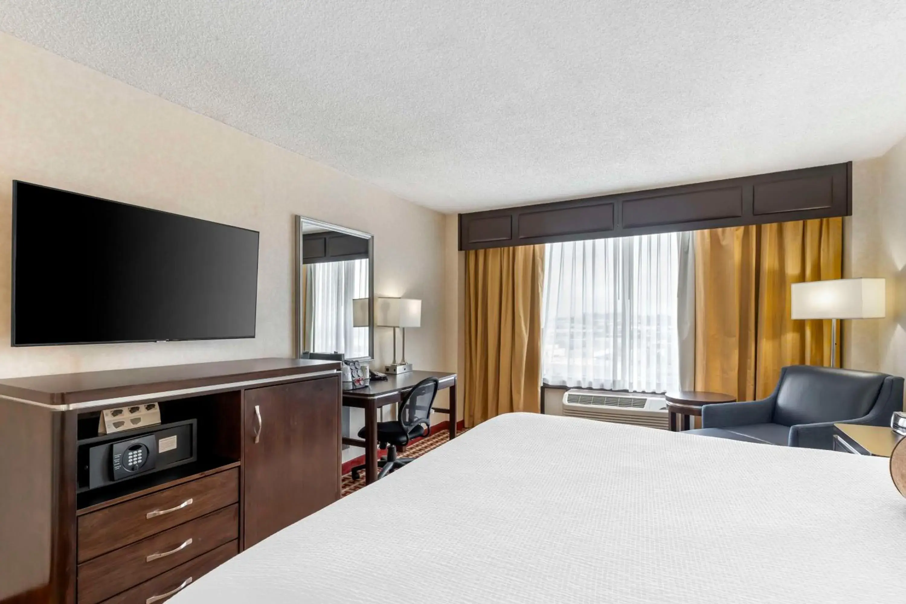 King Room with Roll-in Shower - Disability Access/Non-Smoking in Best Western Plus Grosvenor Airport Hotel King Room with Roll-in Shower - Disability Access/Non-Smoking in Best Western Plus Grosvenor Airport Hotel