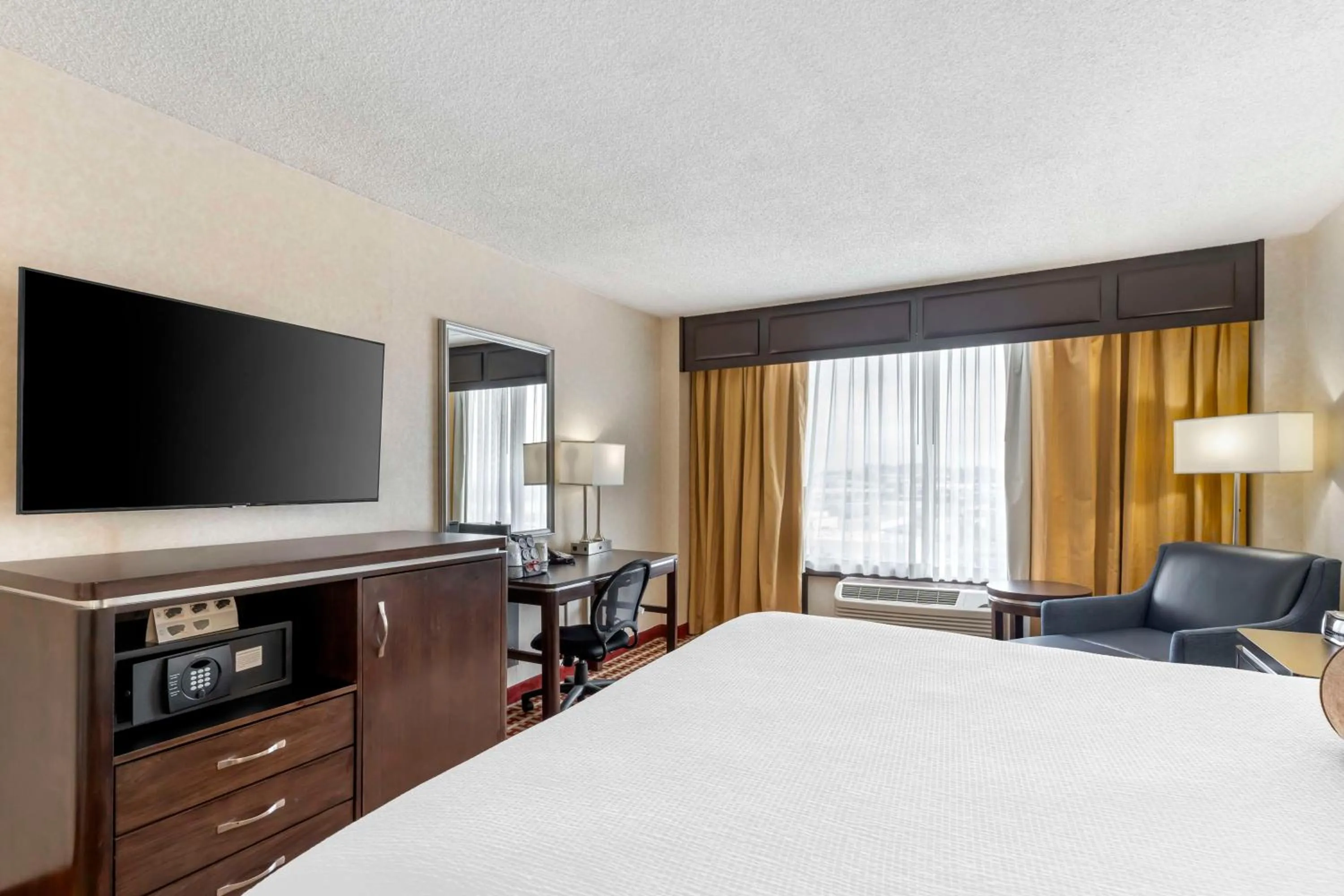 Bedroom, Bed in Best Western Plus Grosvenor Airport Hotel