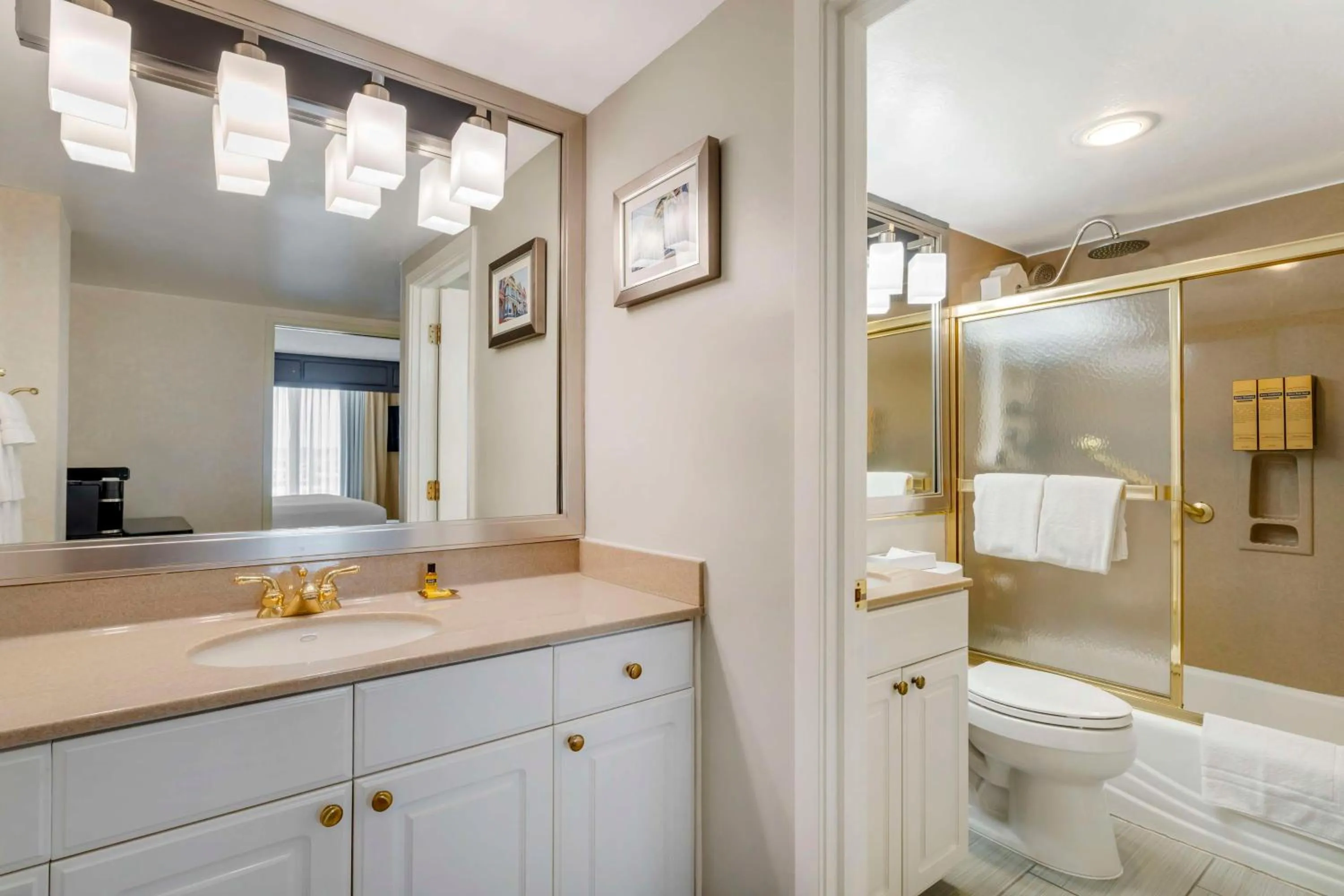 Bathroom in Best Western Plus Grosvenor Airport Hotel