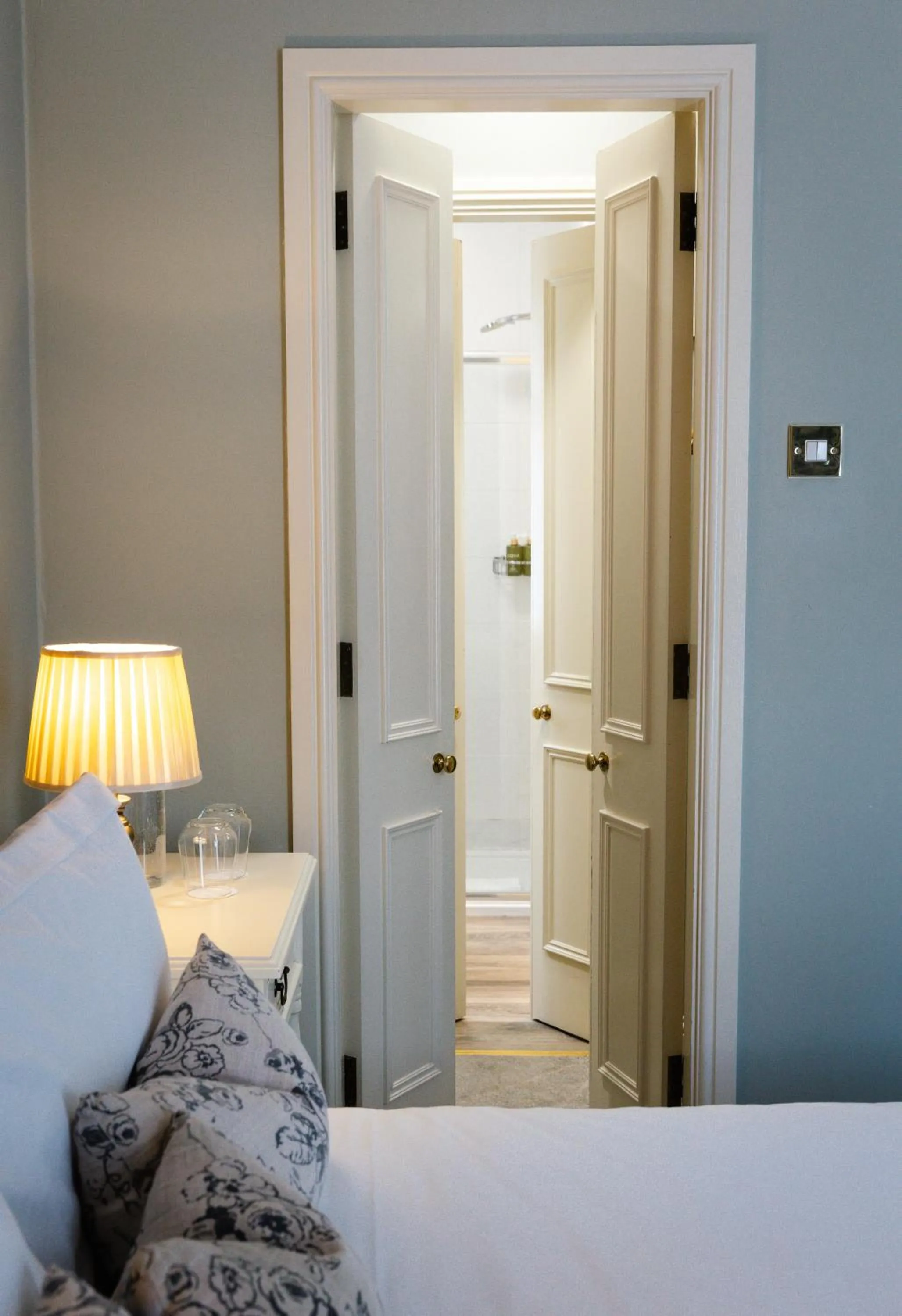 Bathroom, Bed in Conyngham Arms Hotel