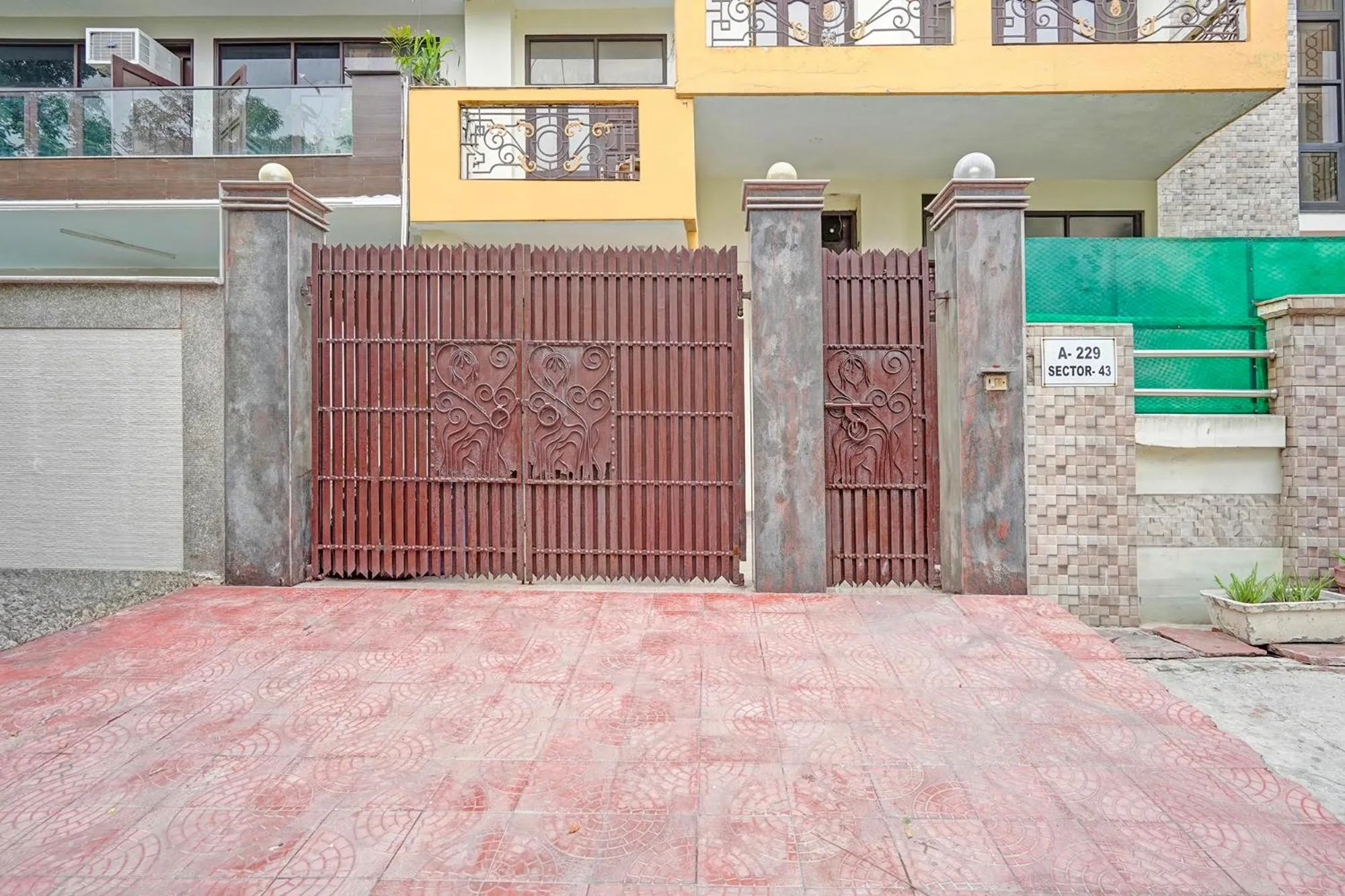 Facade/entrance in FabHotel The Everest 43