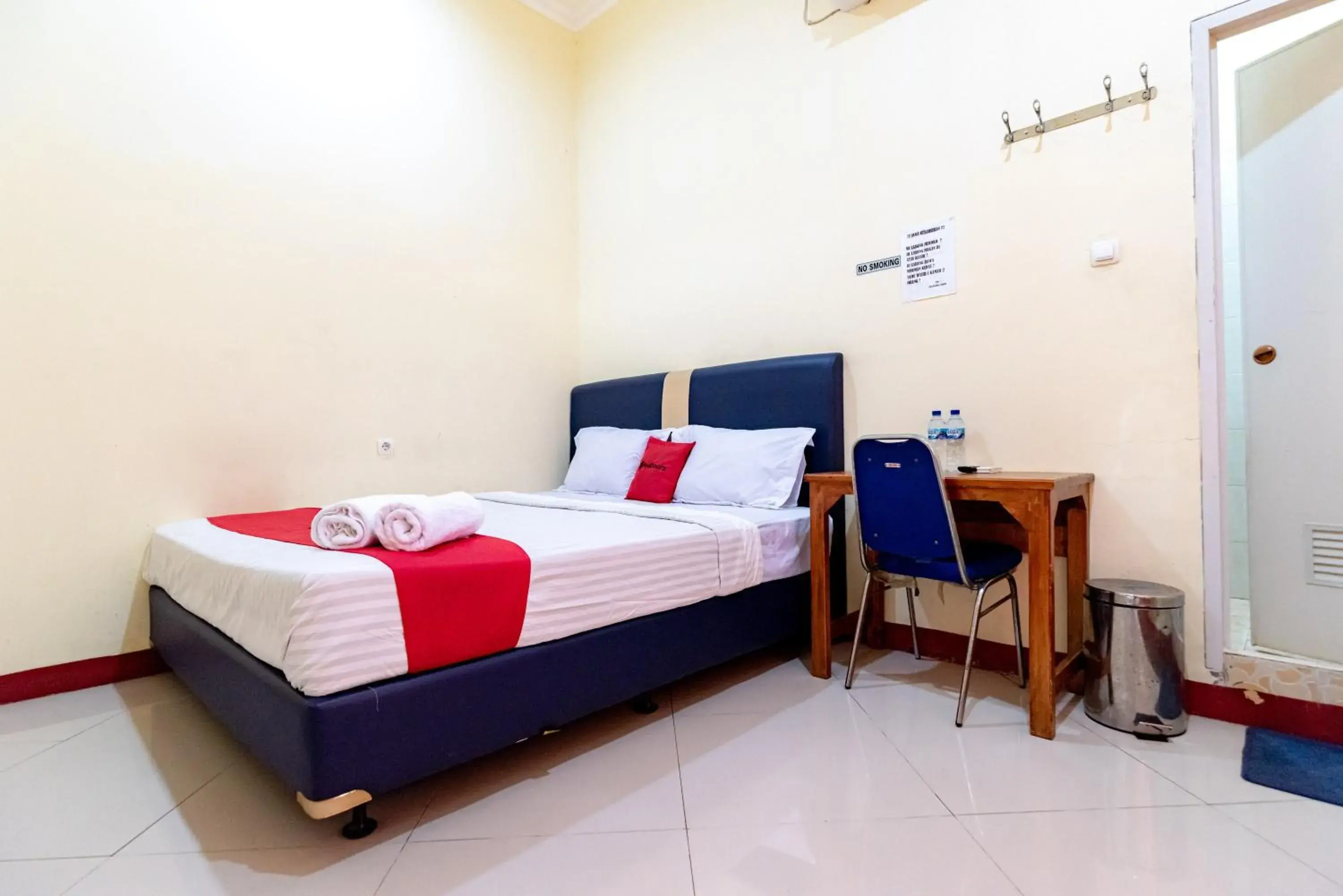 Standard Double Room in RedDoorz near Kelapa Gading Standard Double Room in RedDoorz near Kelapa Gading
