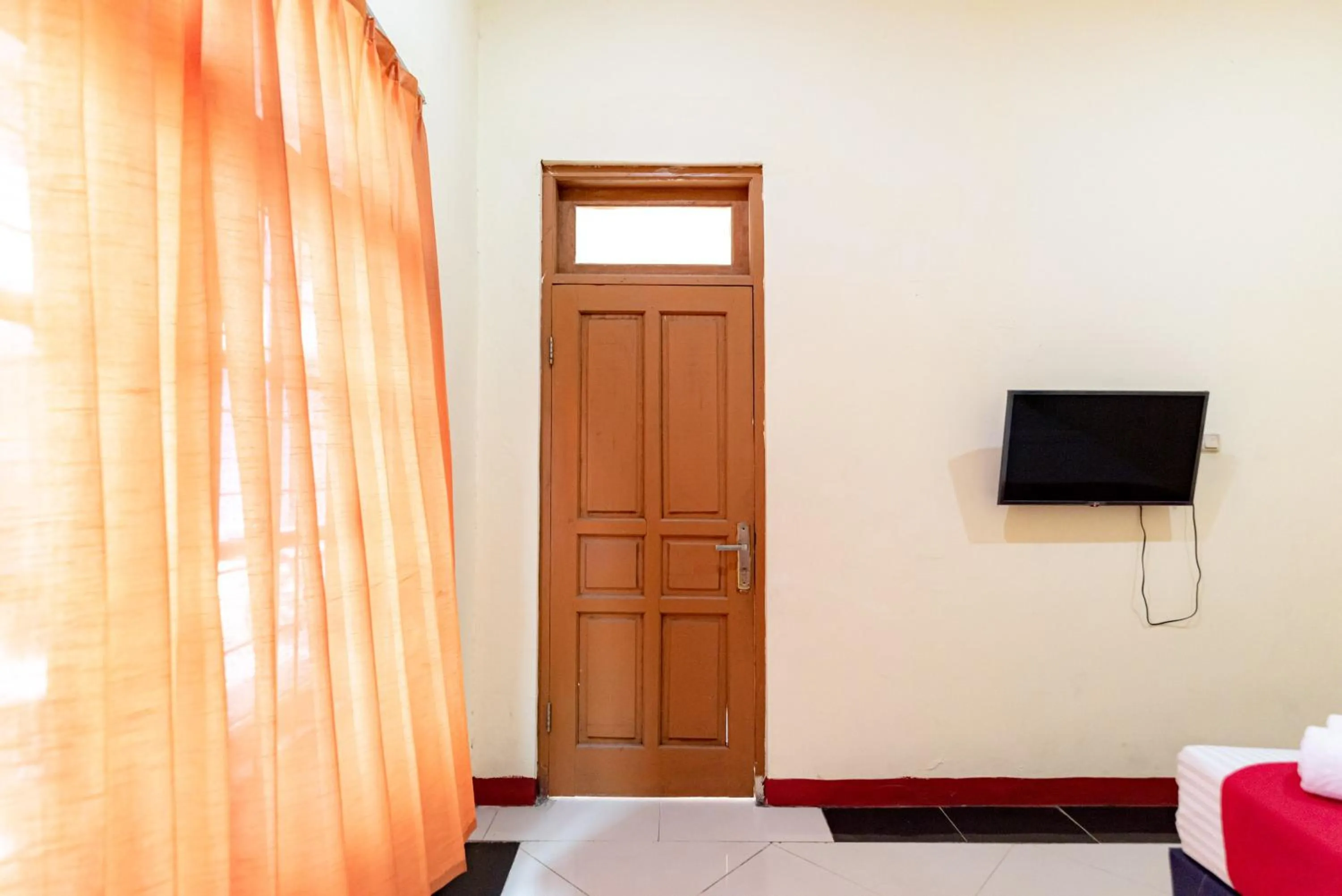 Bedroom, Bed in RedDoorz near Kelapa Gading