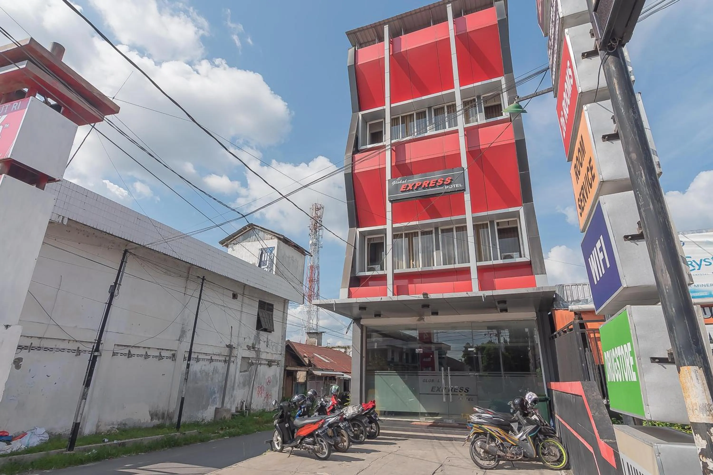 Facade/entrance in RedDoorz near Stadion Sanaman Mantikei