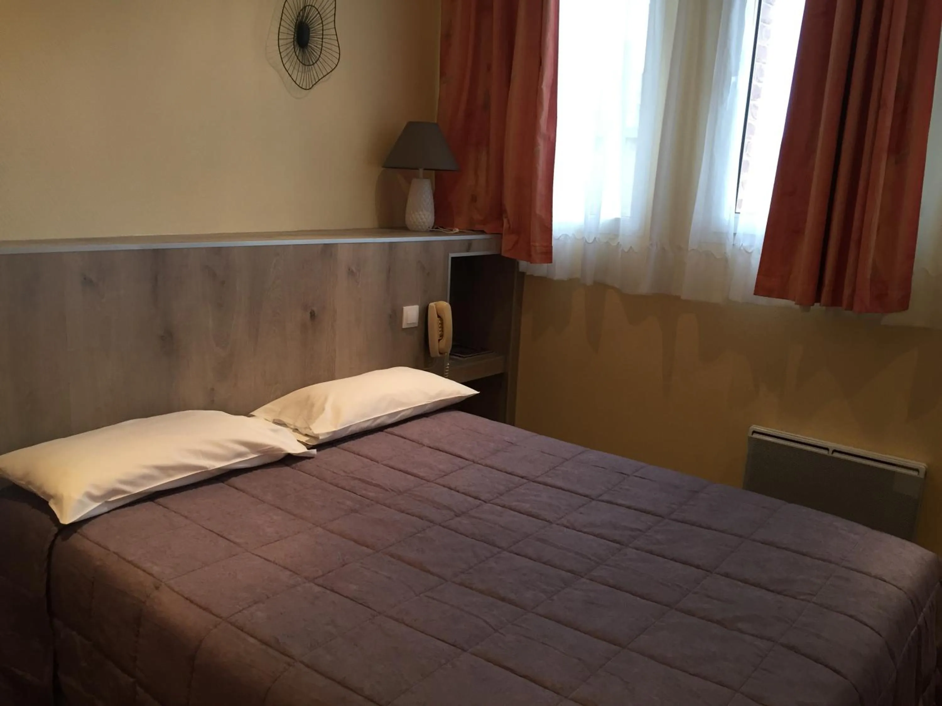 Bed in Hotel & Restaurant Le Cardinal