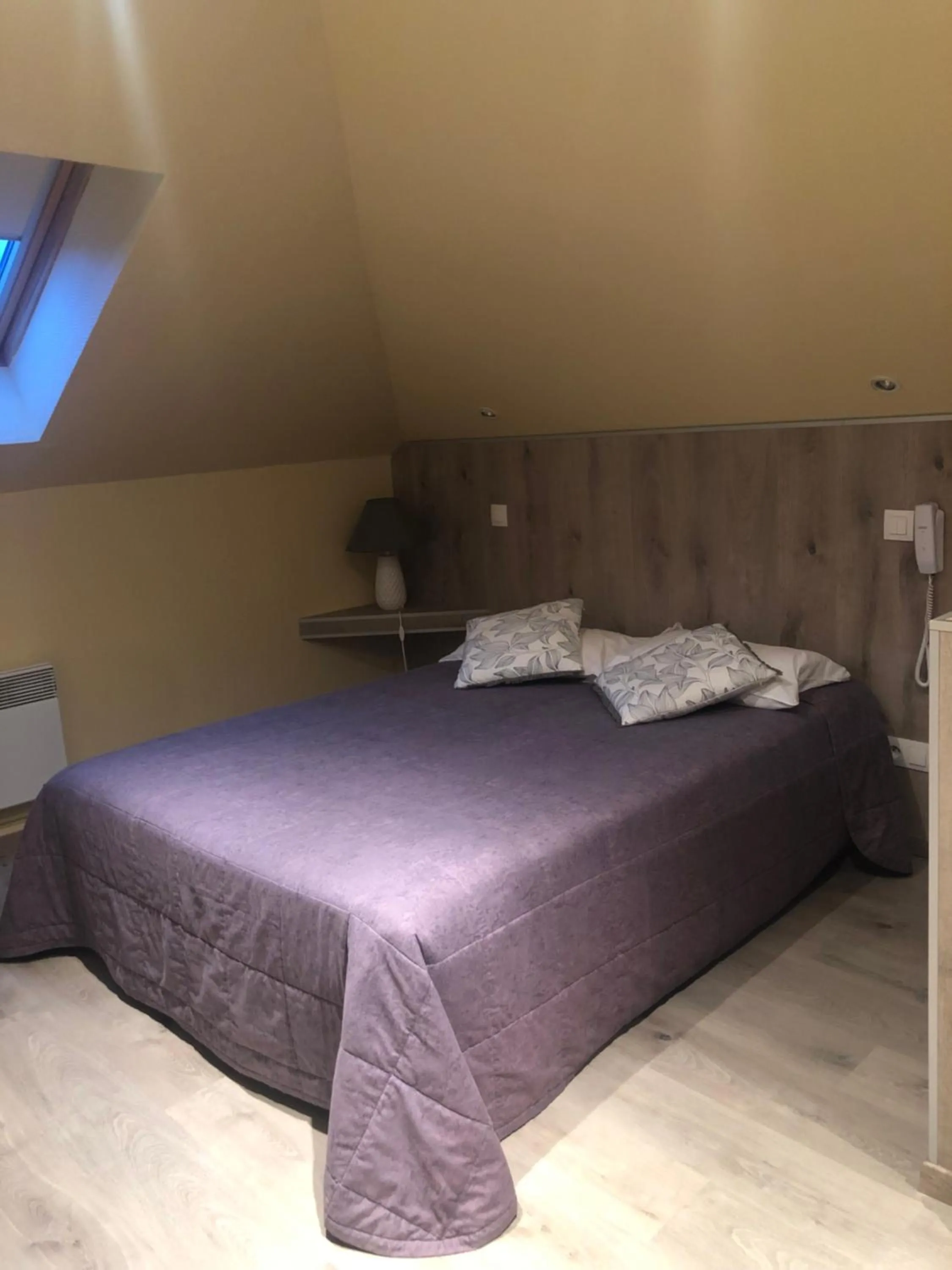 Bed in Hotel & Restaurant Le Cardinal