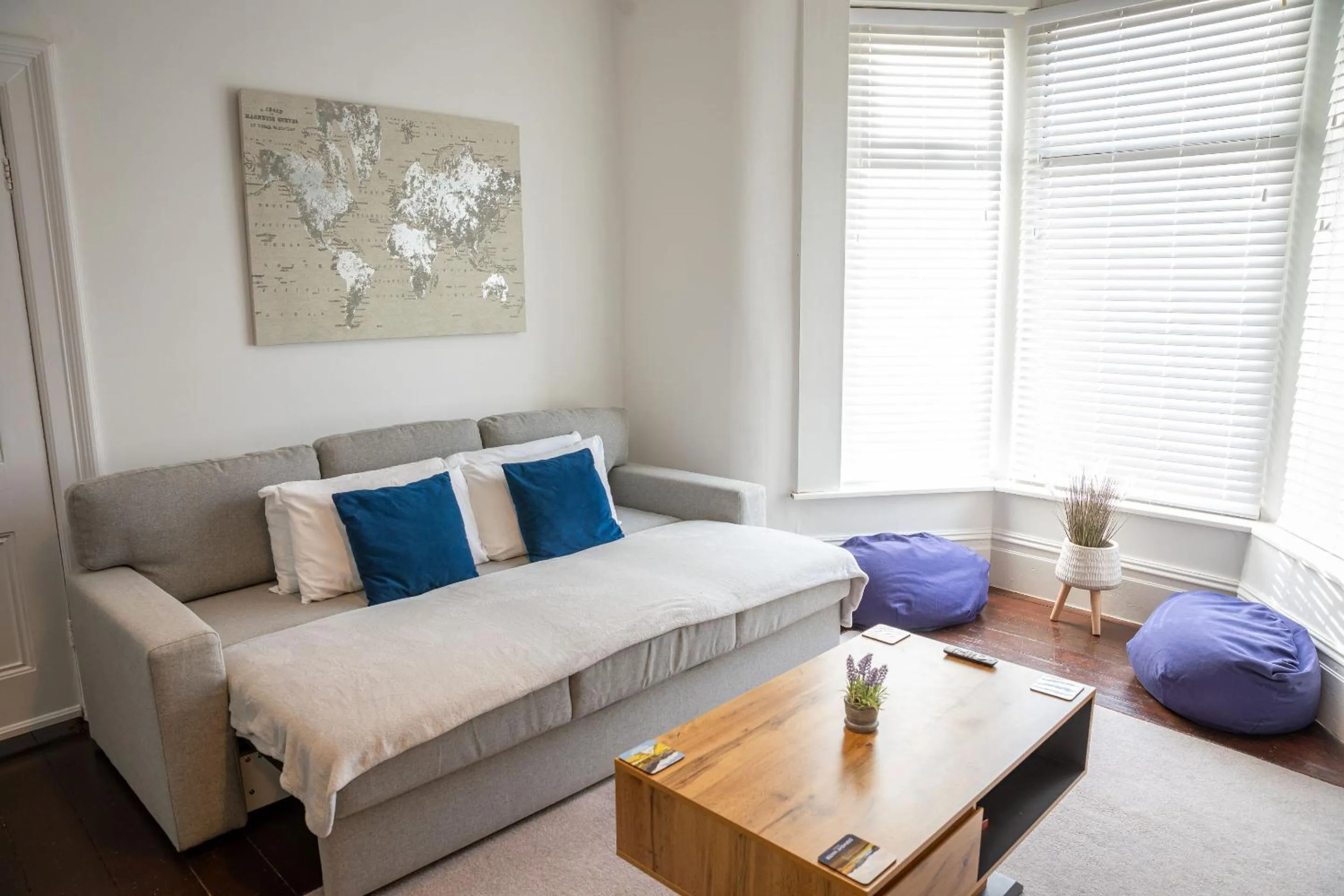 Living room, Bed in Sapphire House By Sasco