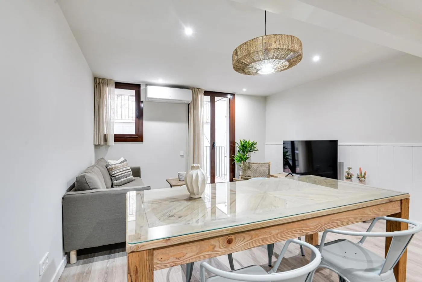 Dining area in LucasLand Apartments Barcelona