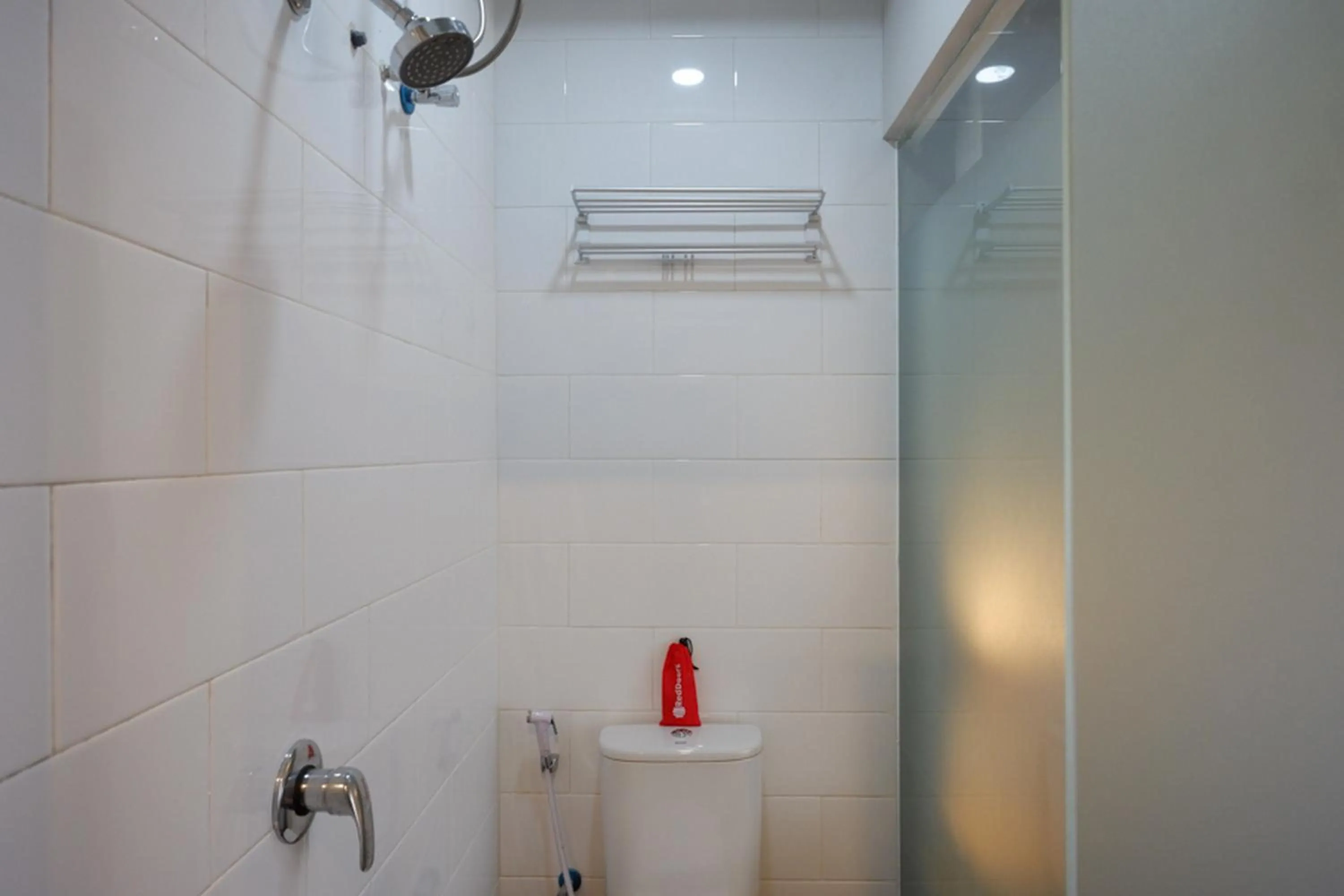 Bathroom in RedDoorz Syariah @ Jalan Sultan Agung Tegal