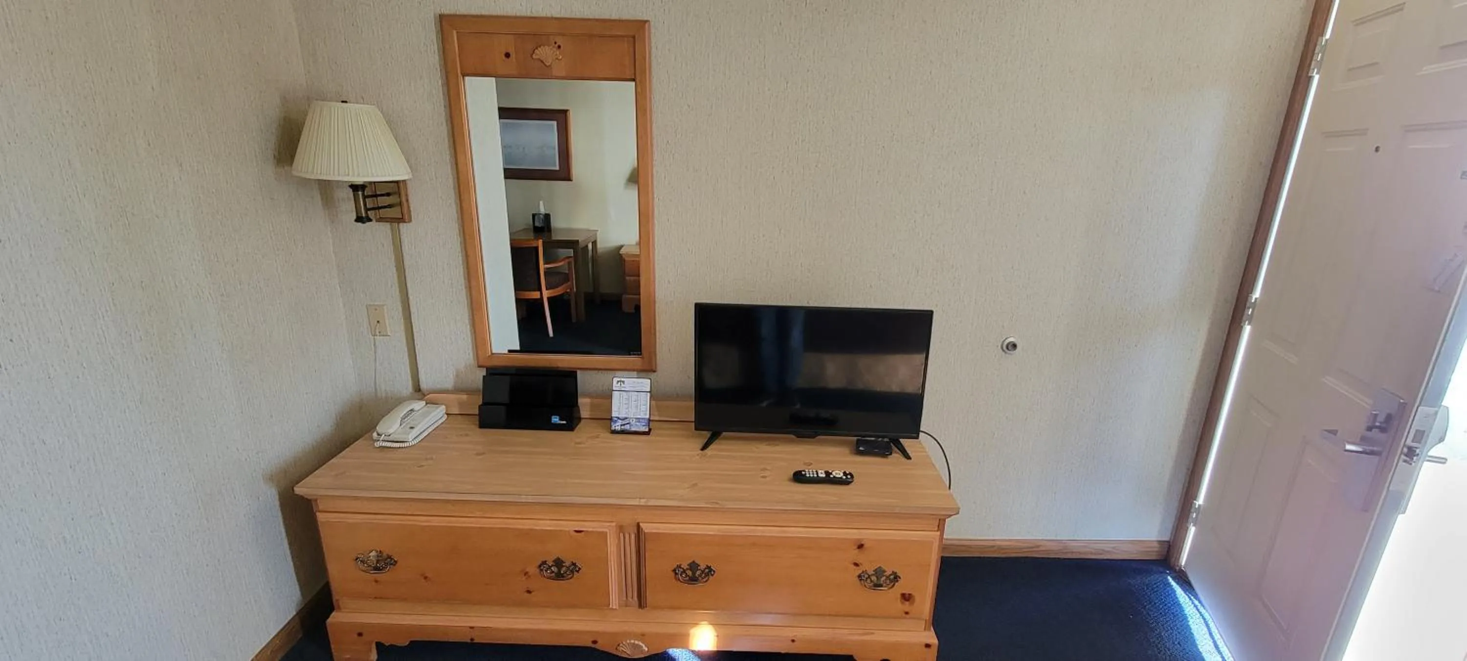 TV and multimedia in Mackinaw Budget Inn