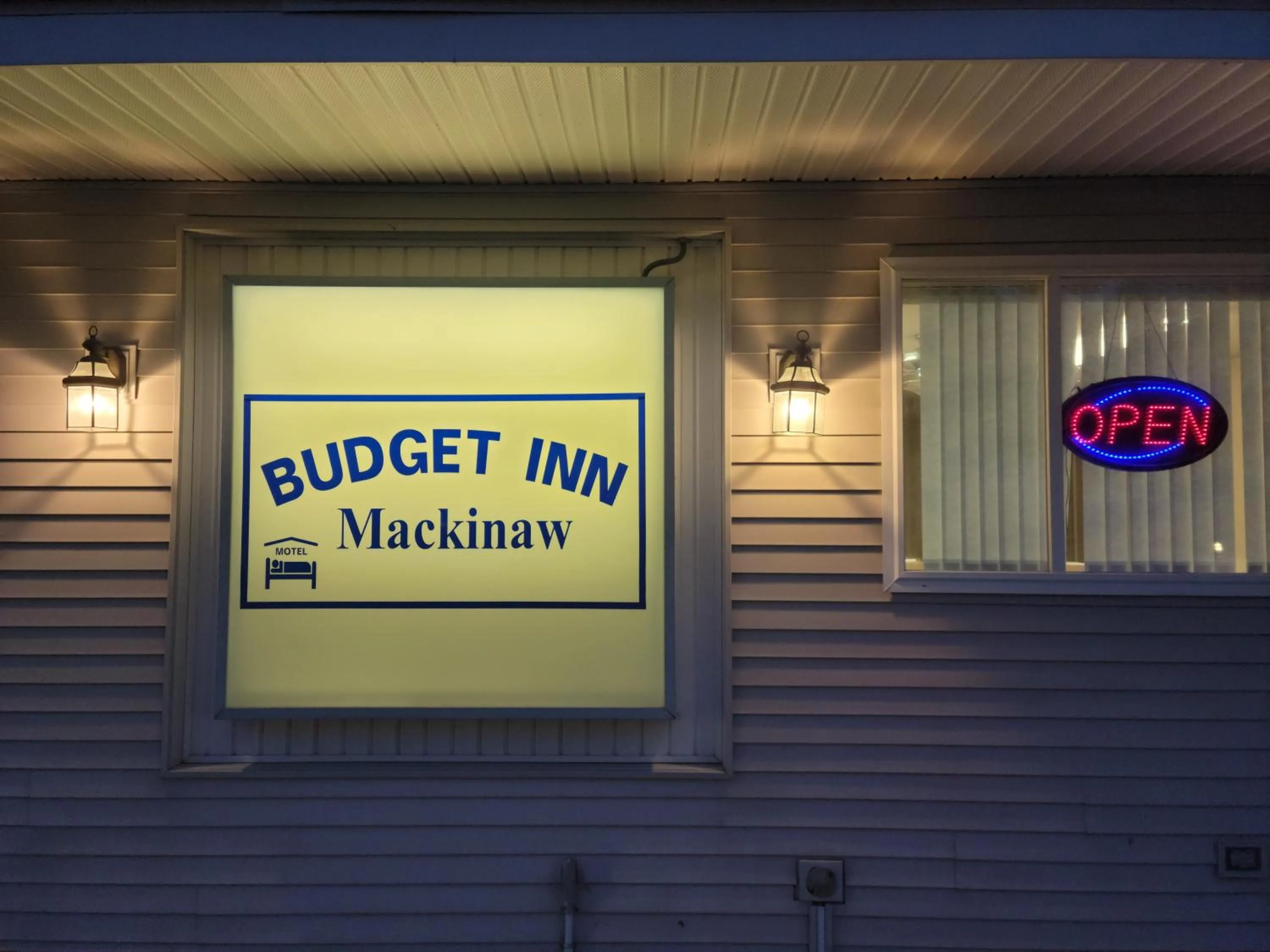Logo/Certificate/Sign in Mackinaw Budget Inn