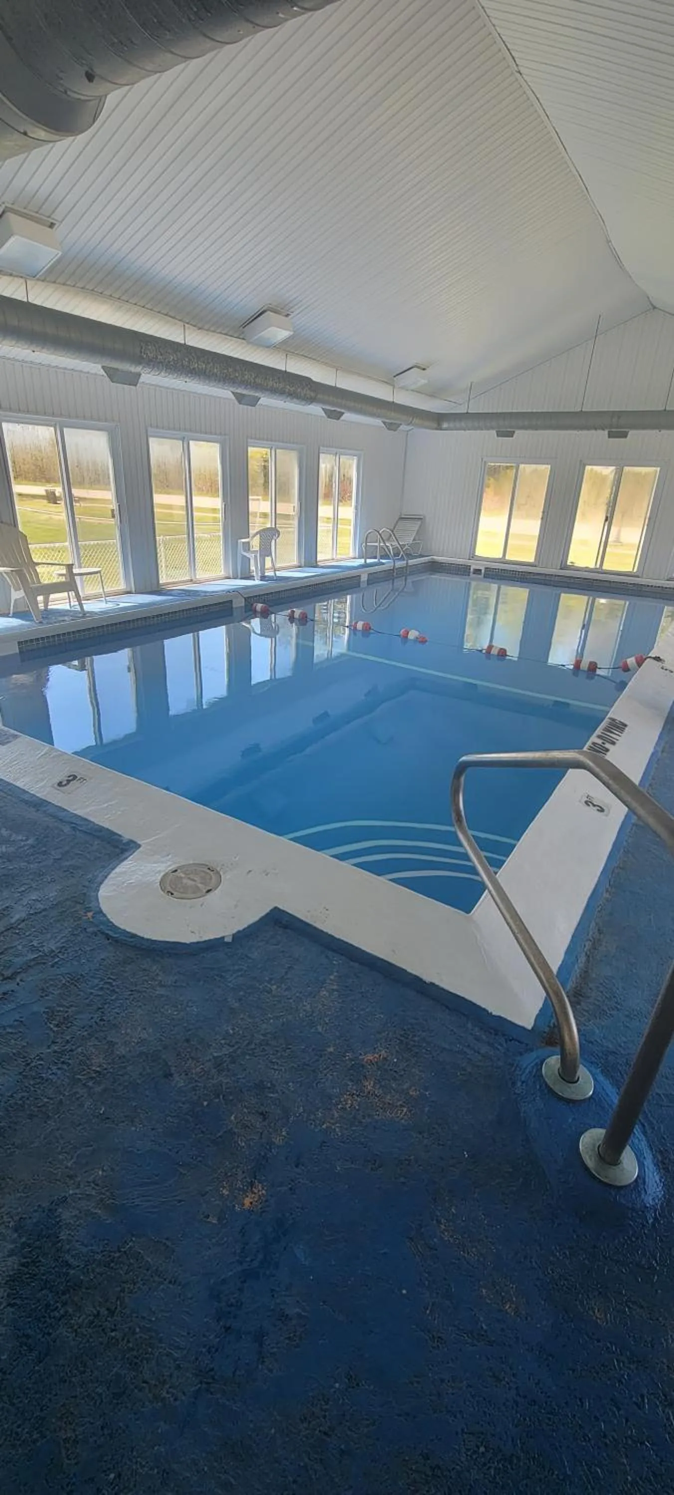 Swimming pool in Mackinaw Budget Inn