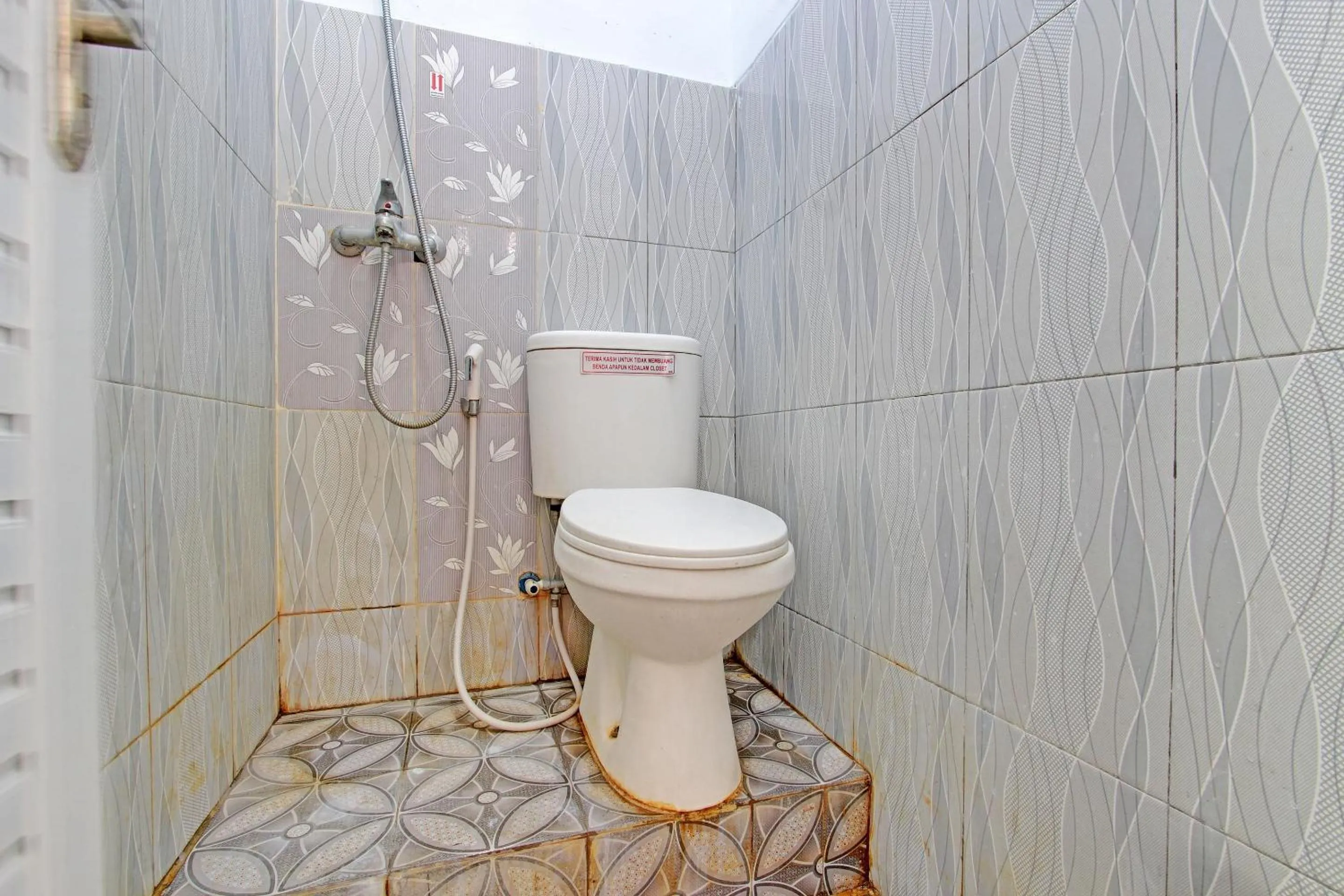 Bathroom in Capital O 92929 Hotel New Tirta Kencana Syariah