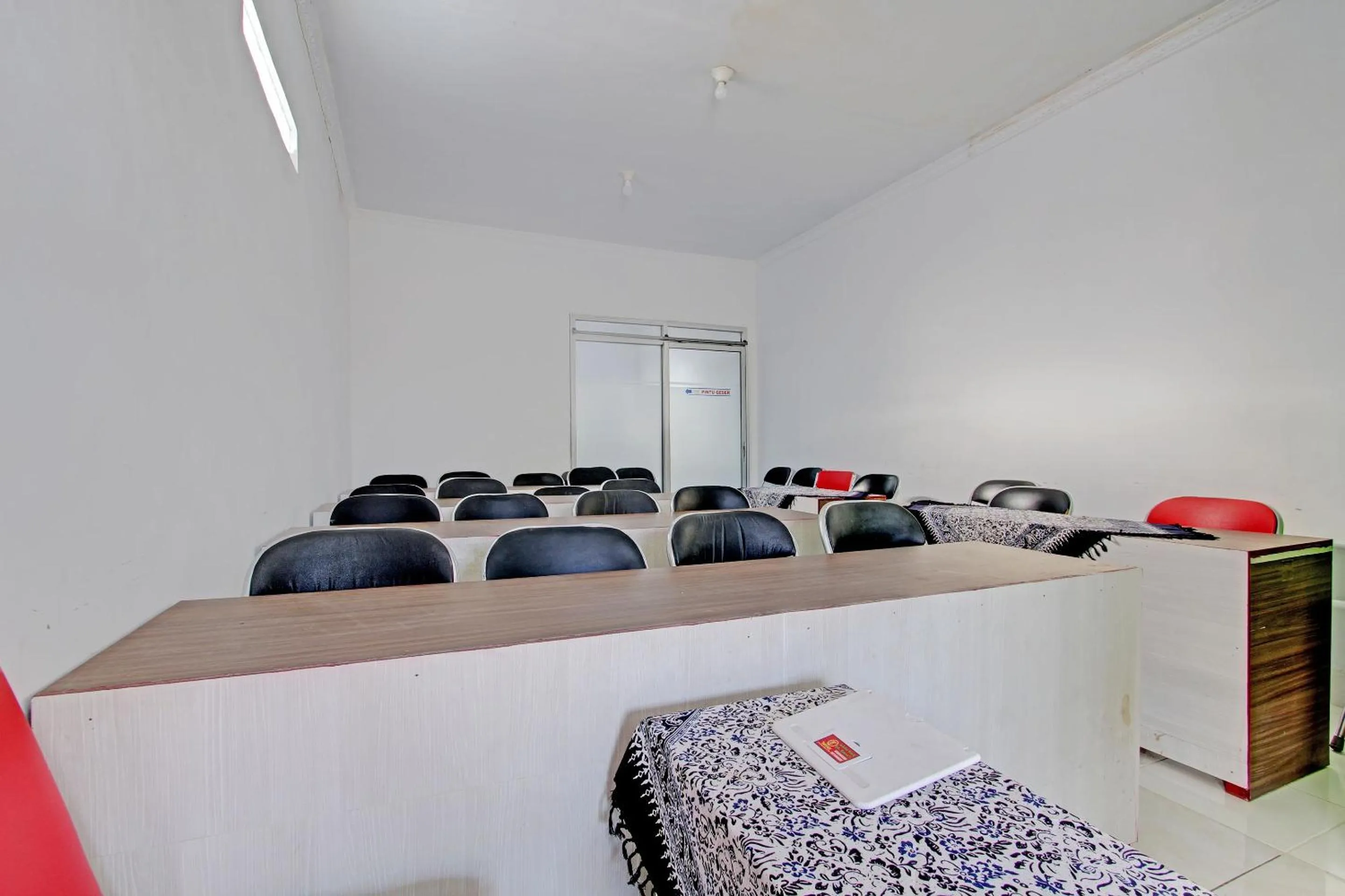 Lobby or reception in Capital O 92929 Hotel New Tirta Kencana Syariah