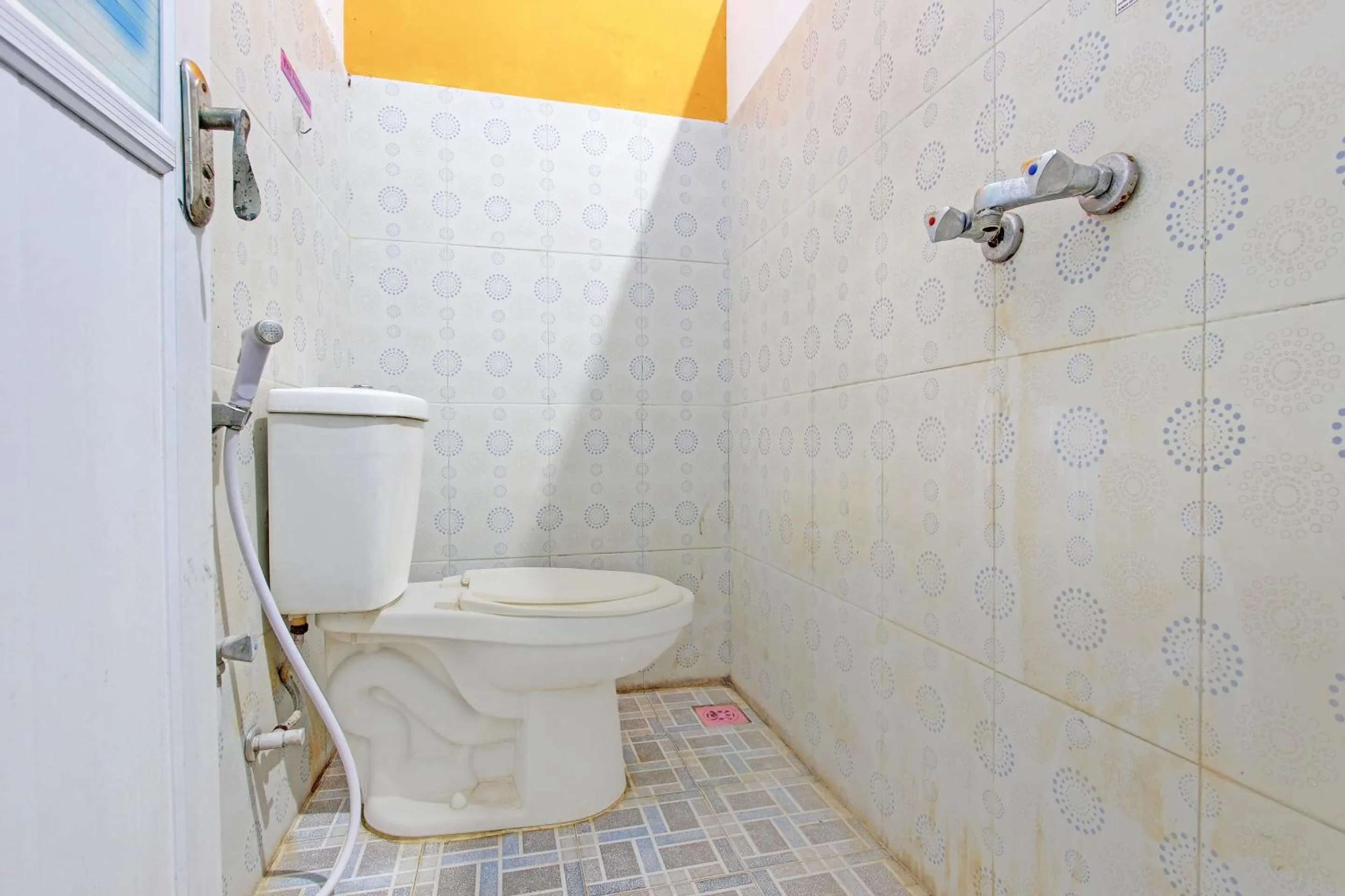 Bathroom in Capital O 92929 Hotel New Tirta Kencana Syariah