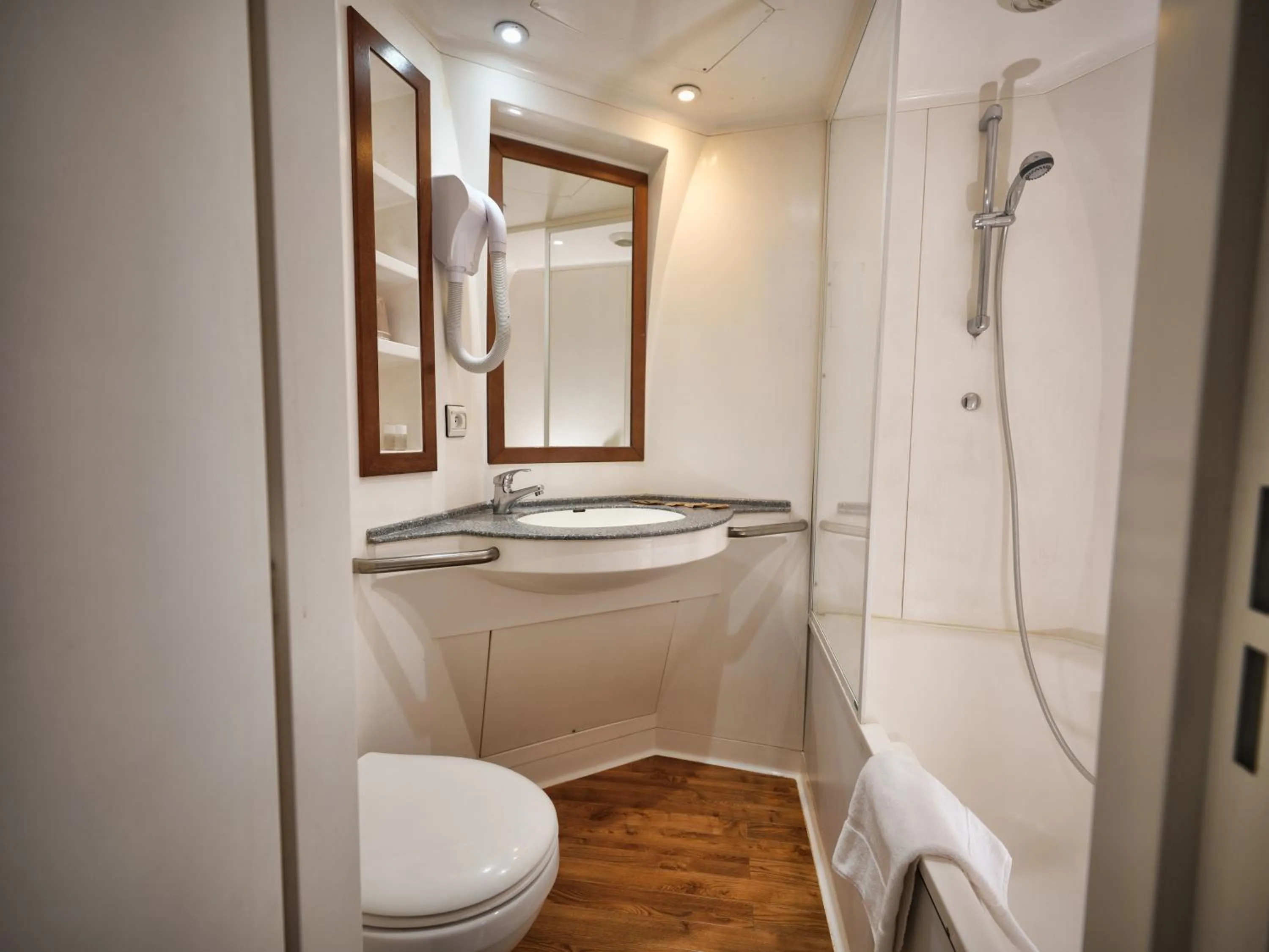 Toilet in Hôtel de Lyon