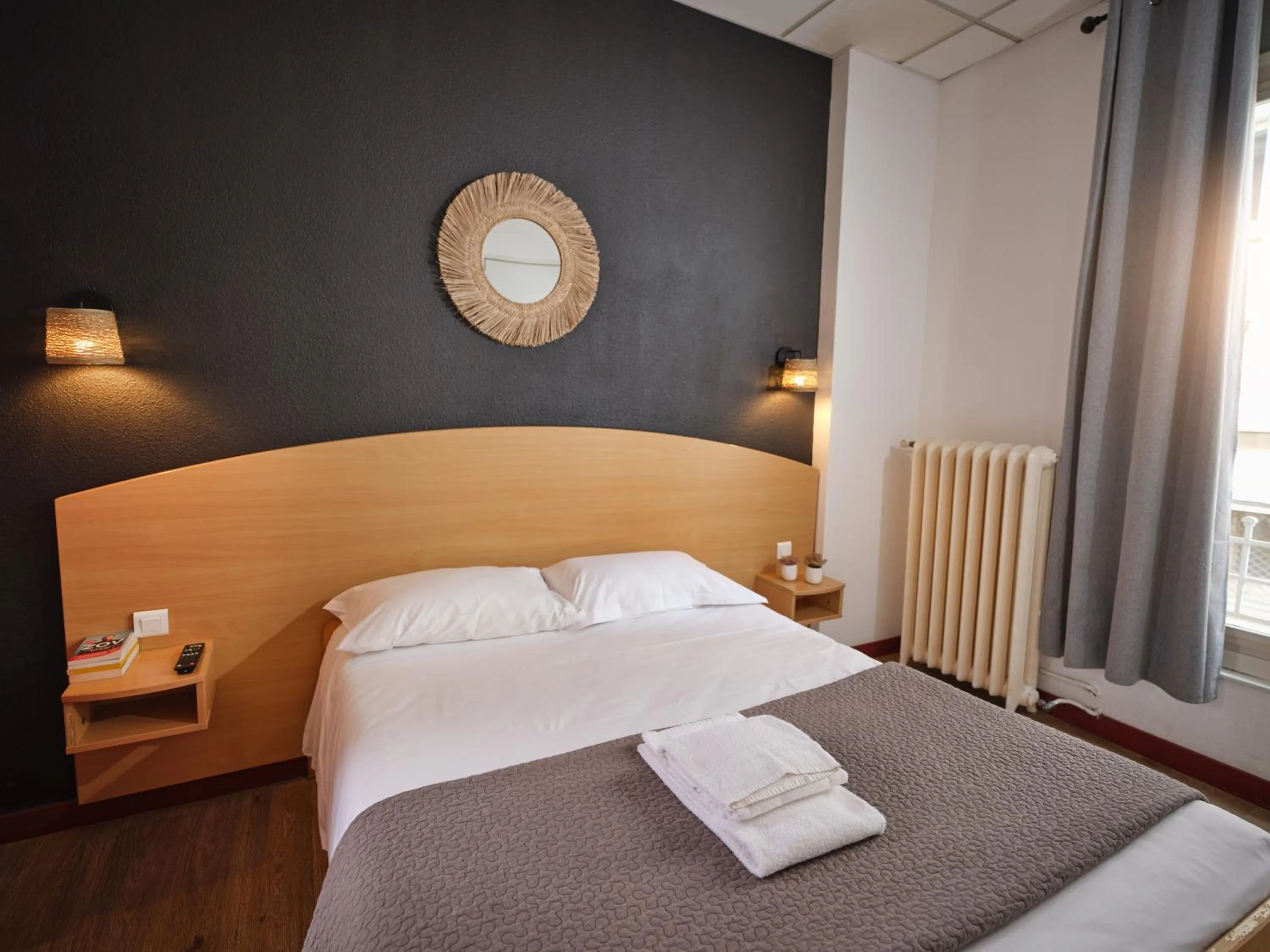 Bed in Hôtel de Lyon