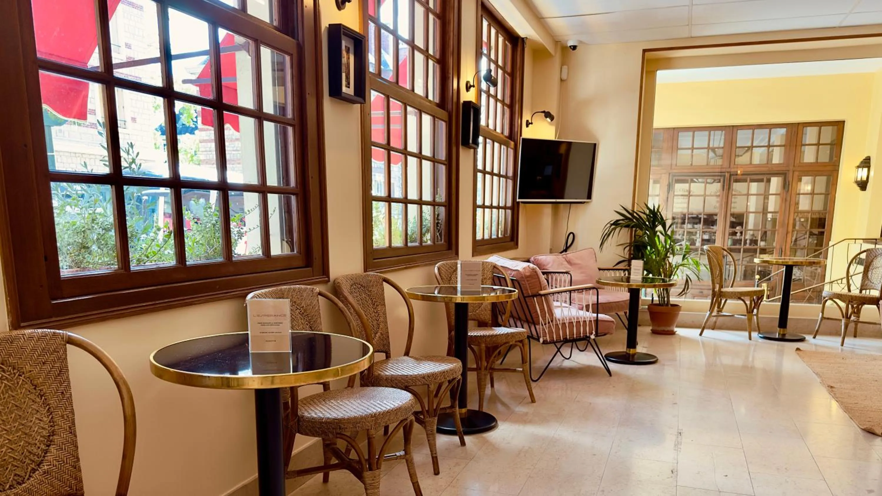 Lounge or bar in Grand Hôtel de L'Espérance