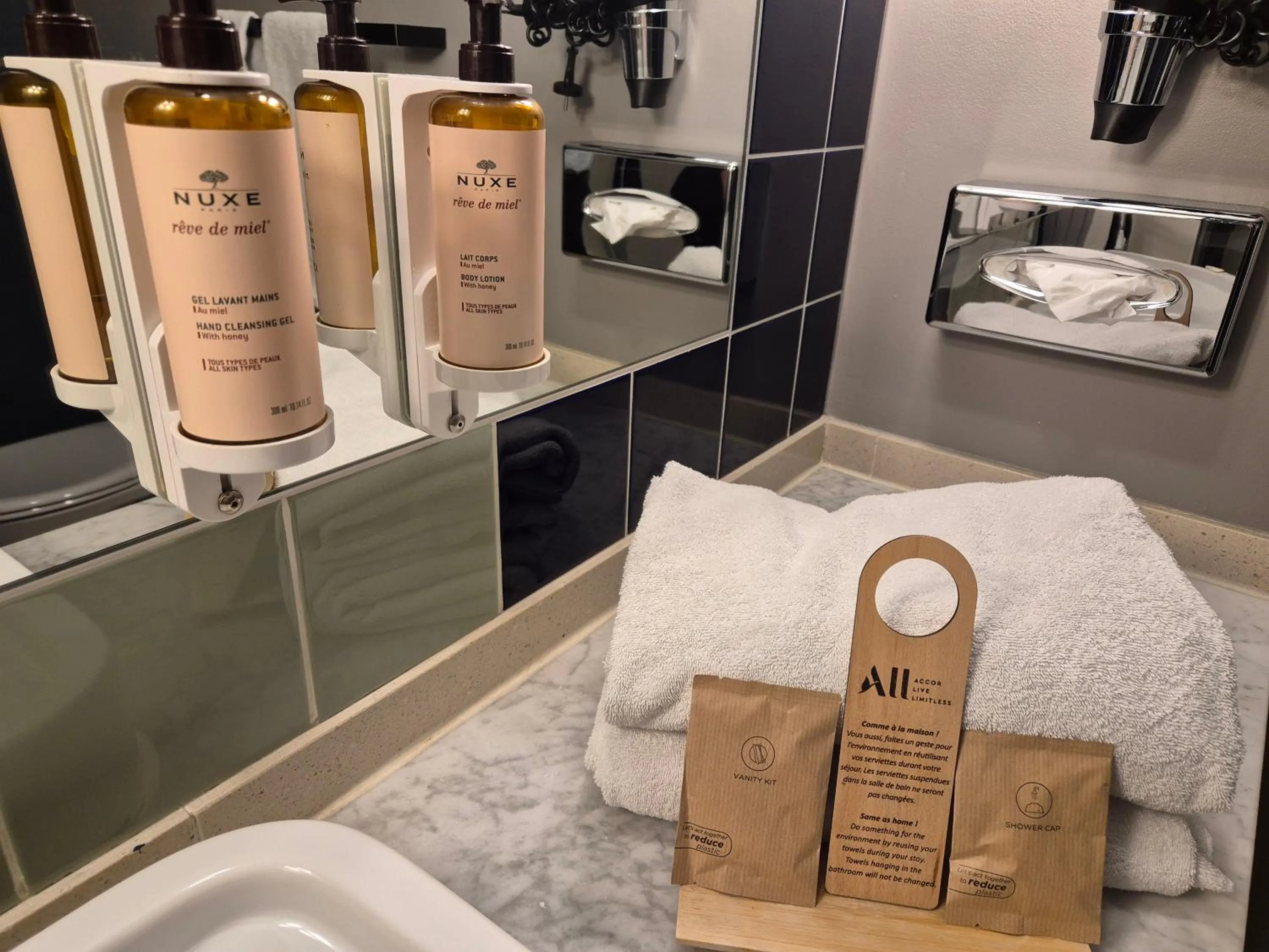 Bathroom in Mercure Bordeaux Centre Ville