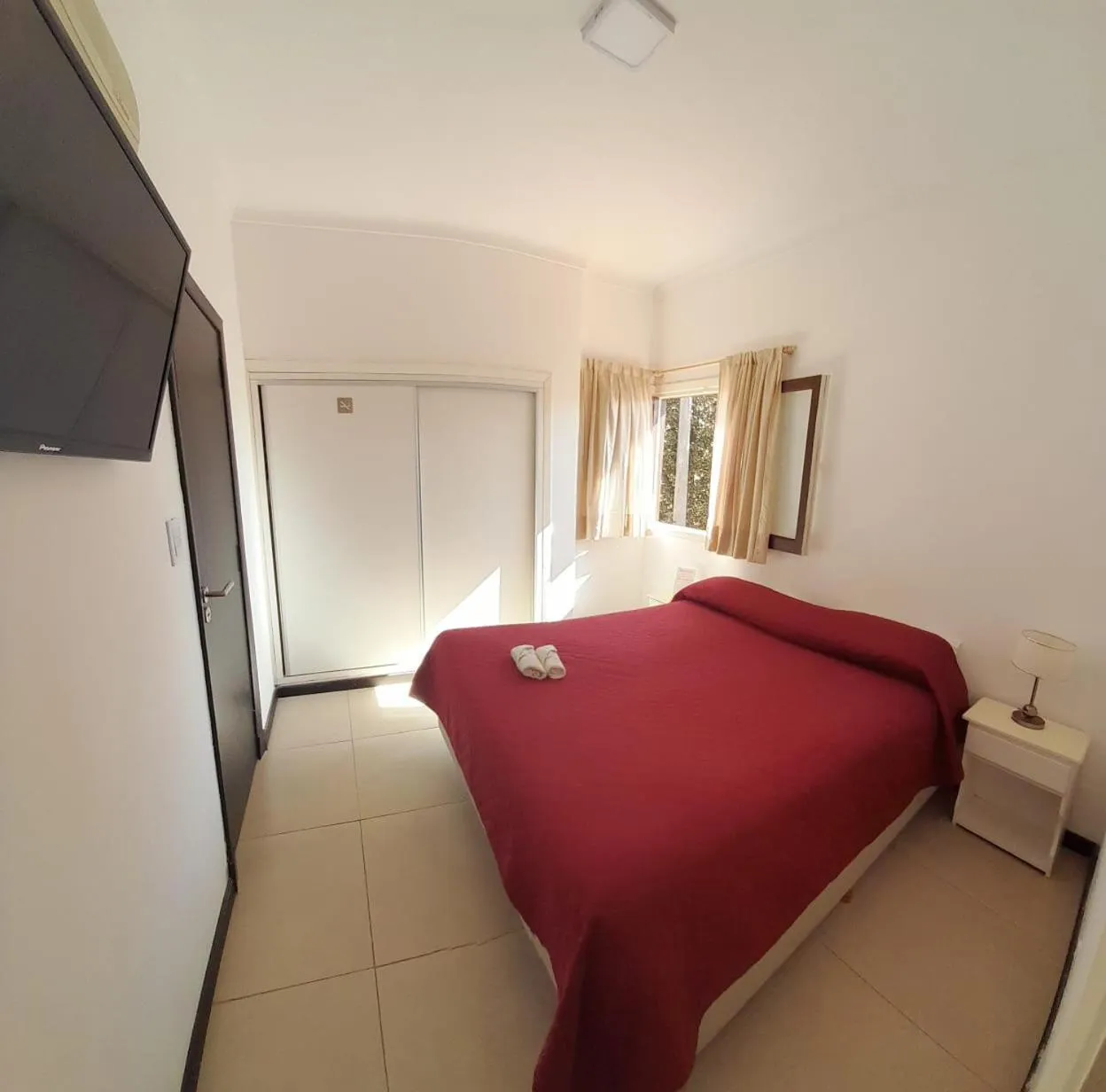 Photo of the whole room, Bed in Sur Hotel