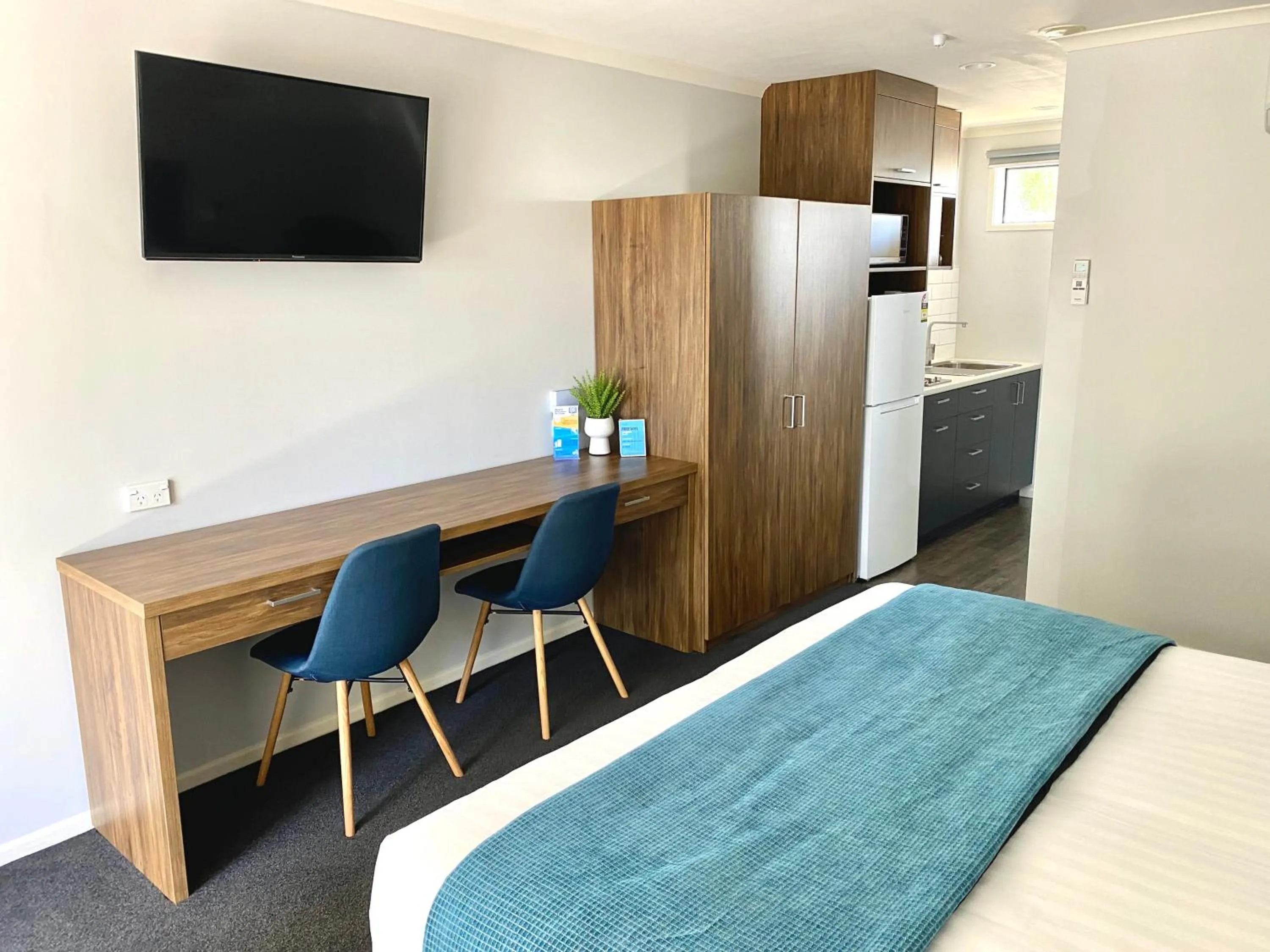 TV and multimedia, Bed in Antonio Mews Motel