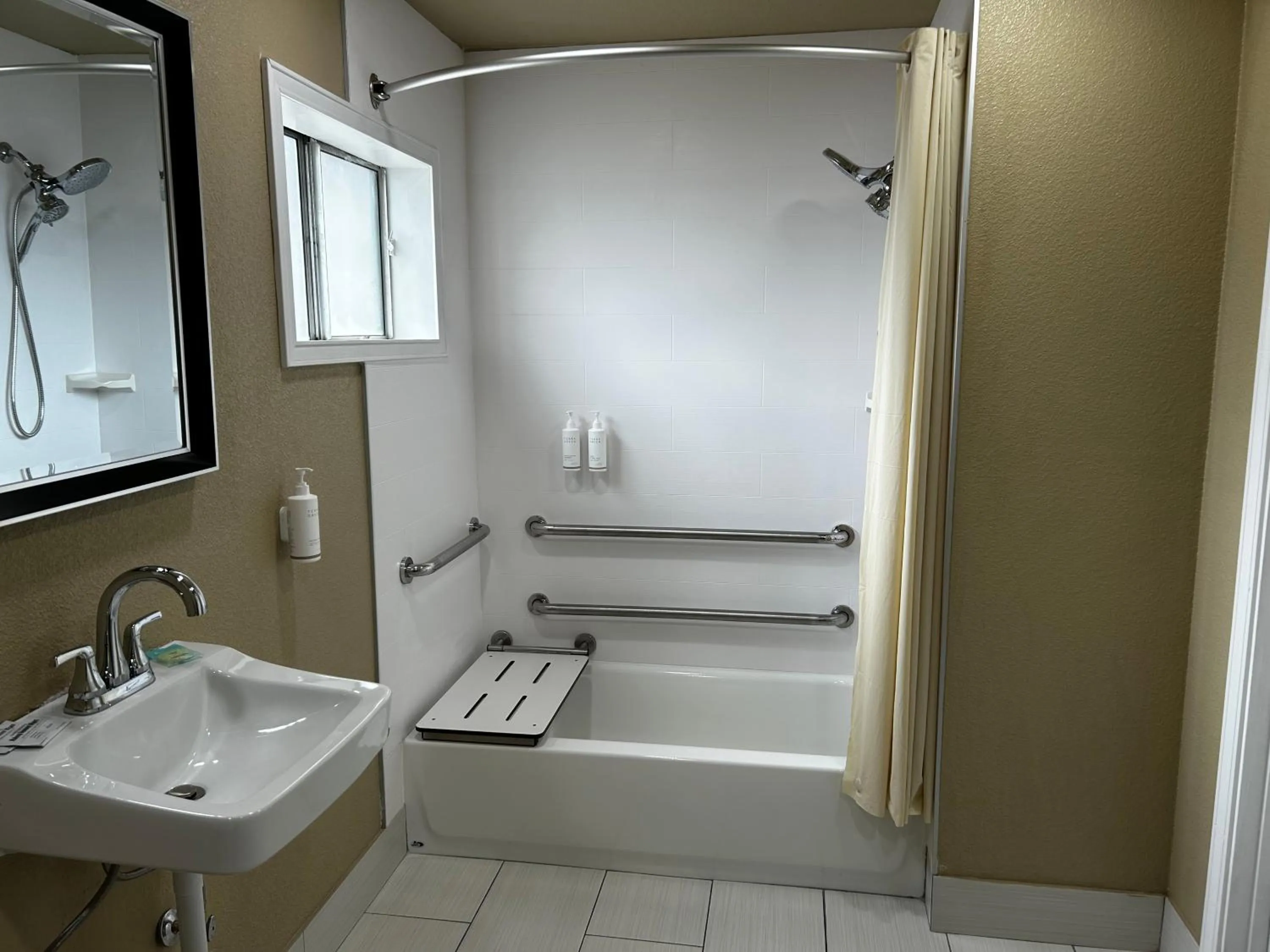 Bathroom in Heritage Inn - Yosemite/Sonora