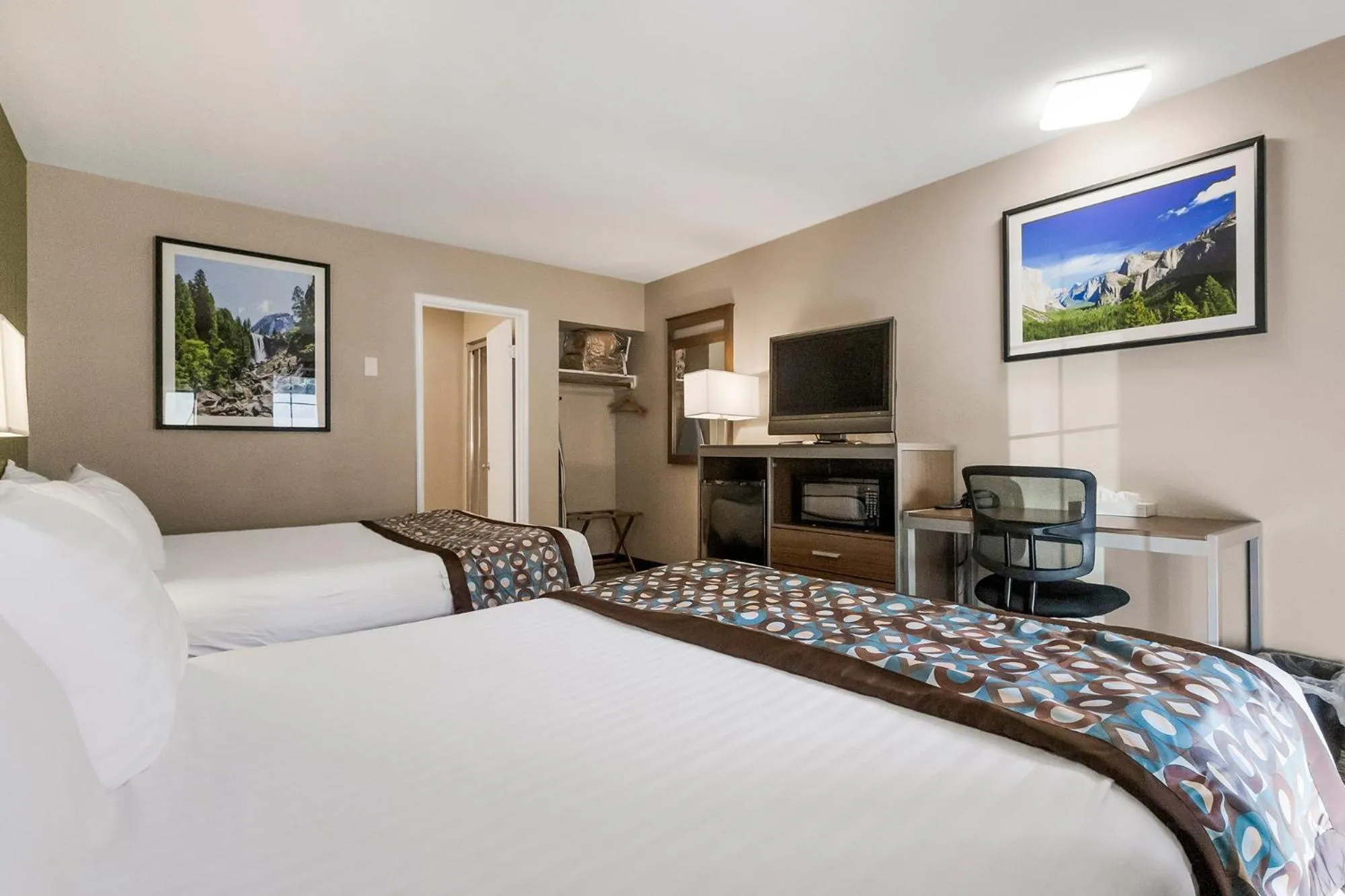 Photo of the whole room, Bed in Heritage Inn - Yosemite/Sonora