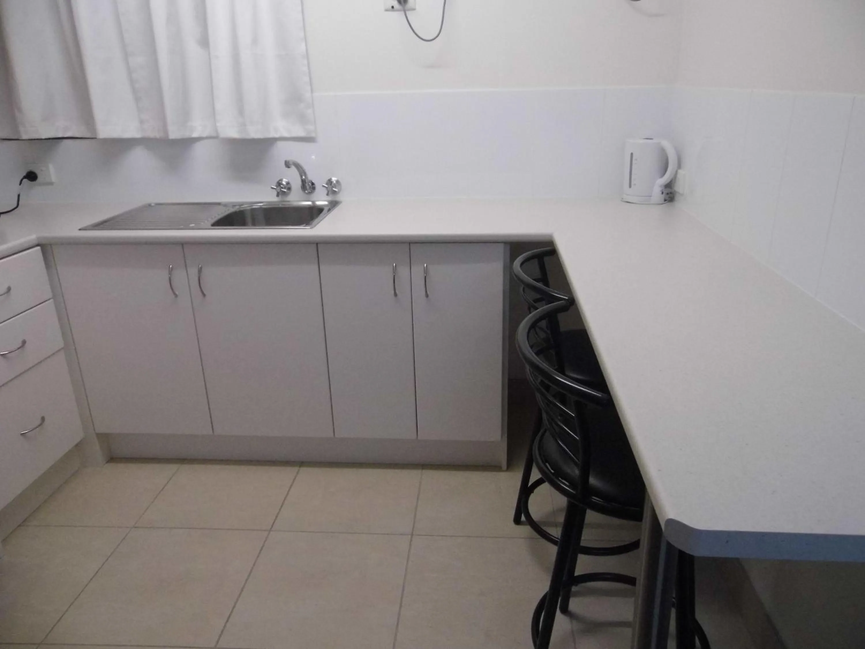 Kitchen or kitchenette in Nanango Fitzroy Motel