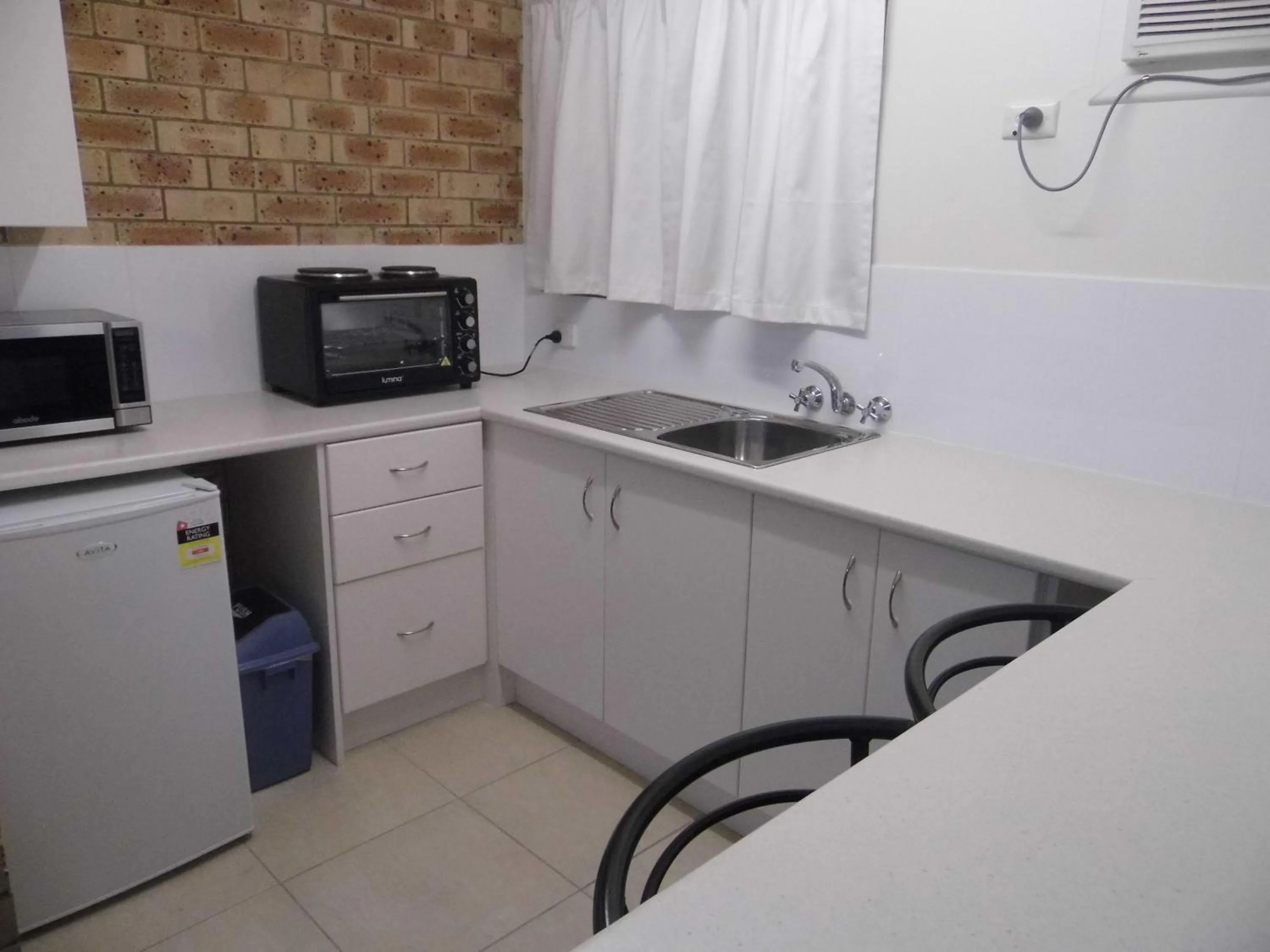 Kitchen or kitchenette in Nanango Fitzroy Motel