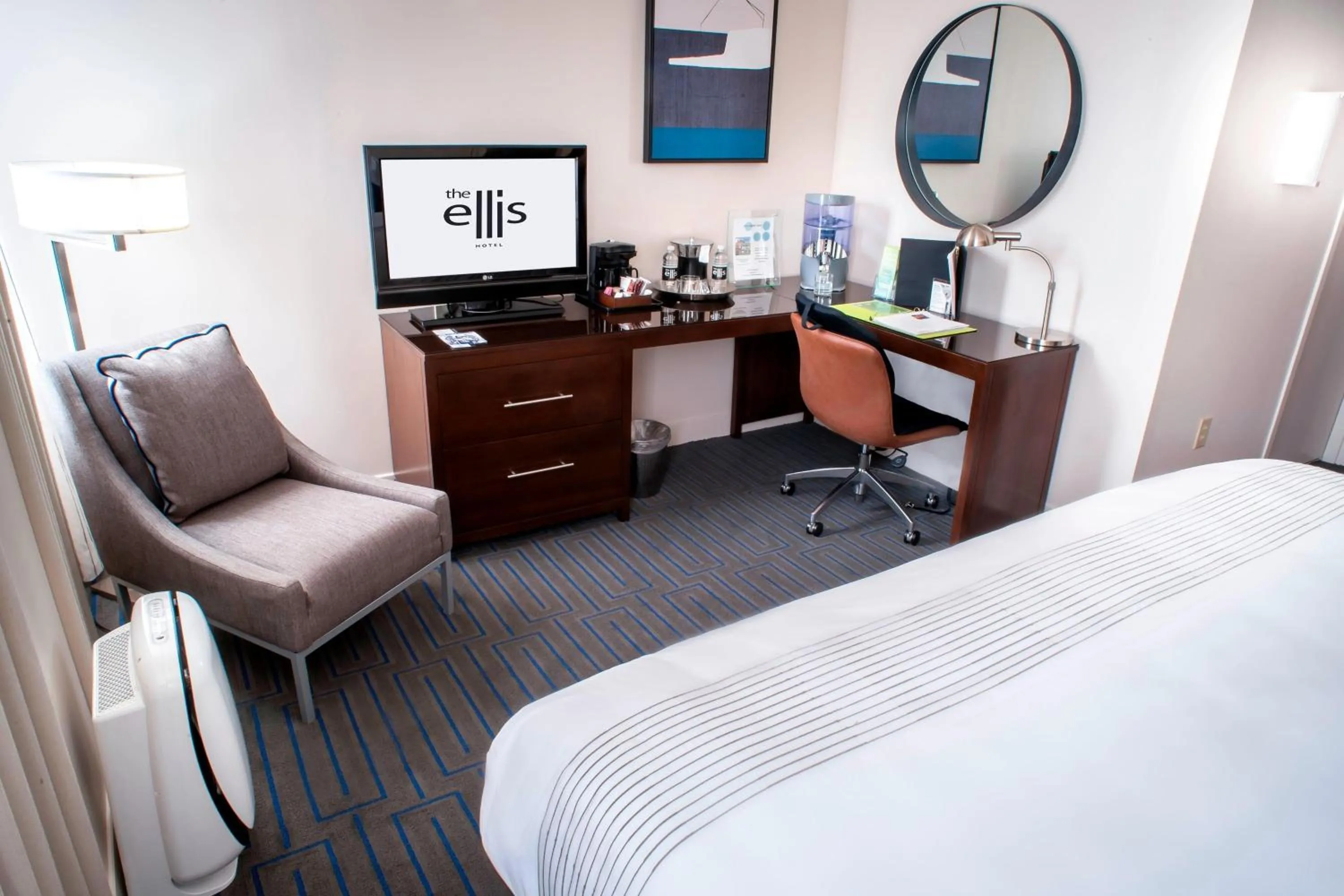Photo of the whole room, Bed in Ellis Hotel, Atlanta, a Tribute Portfolio Hotel