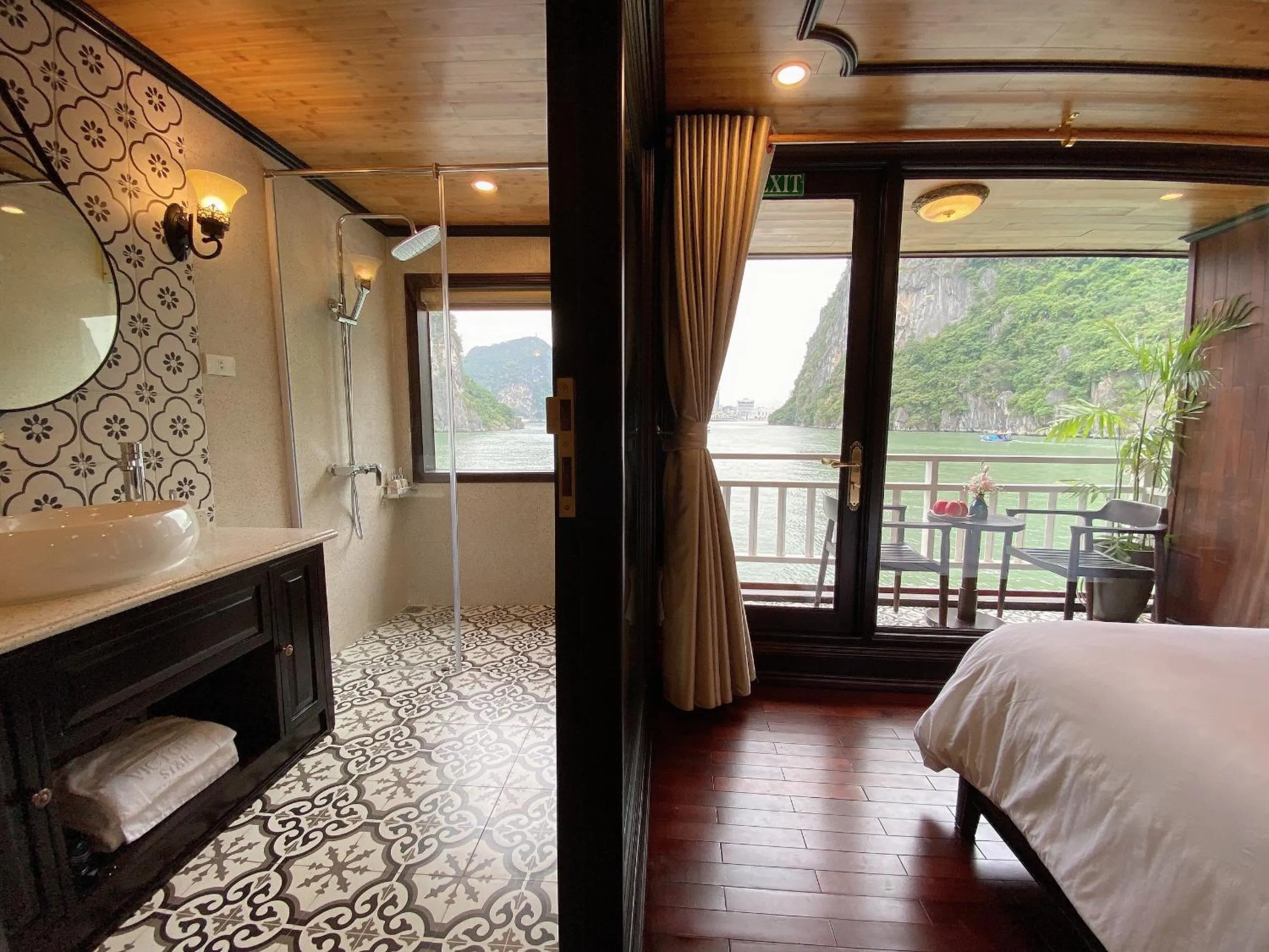 Photo of the whole room, Bed in Victory Star Cruise