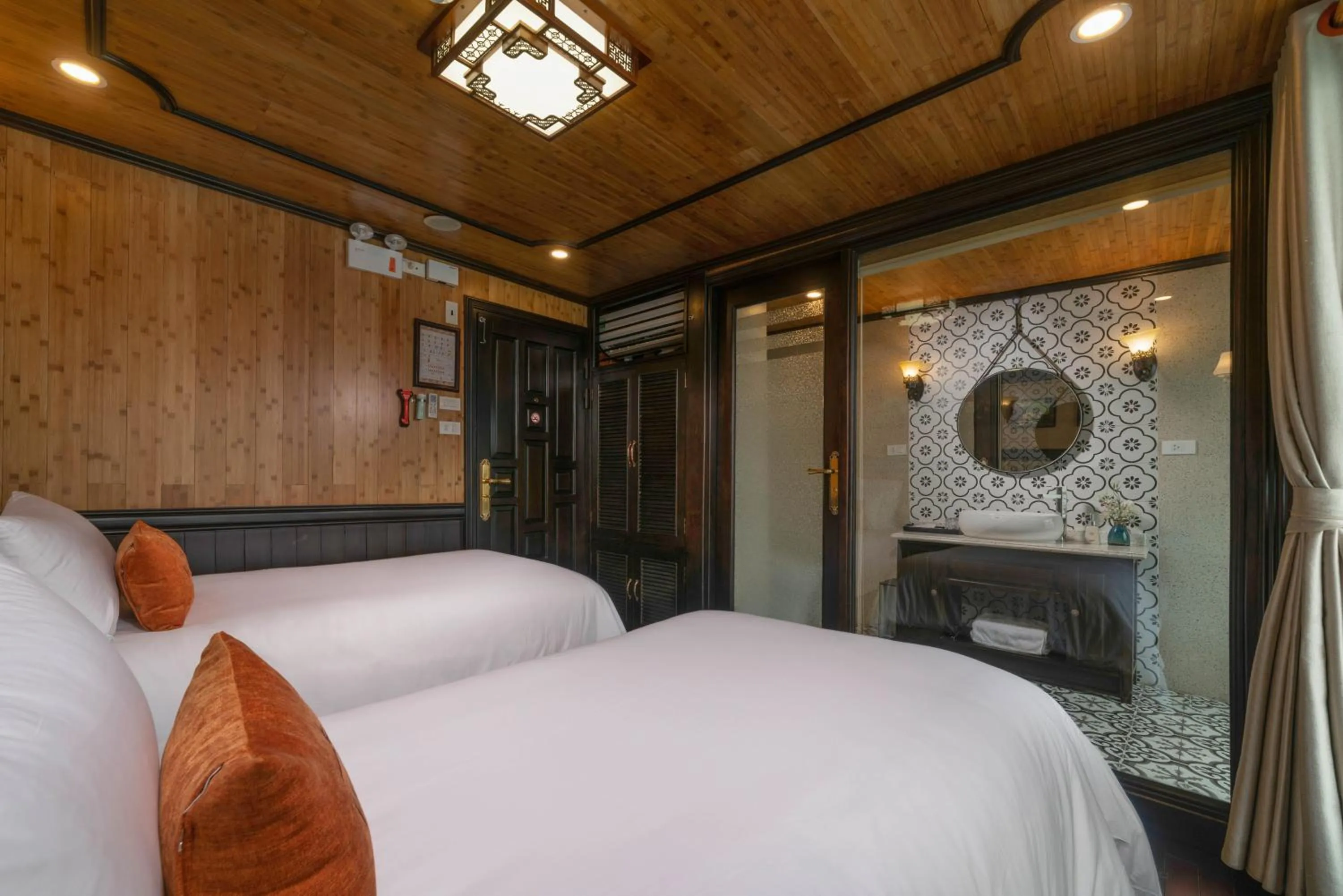 Bedroom, Bed in Victory Star Cruise