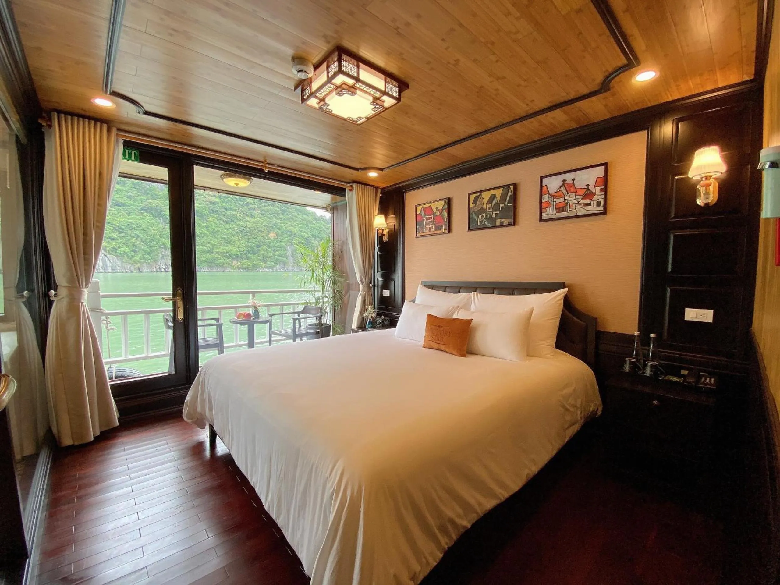 Bedroom, Bed in Victory Star Cruise