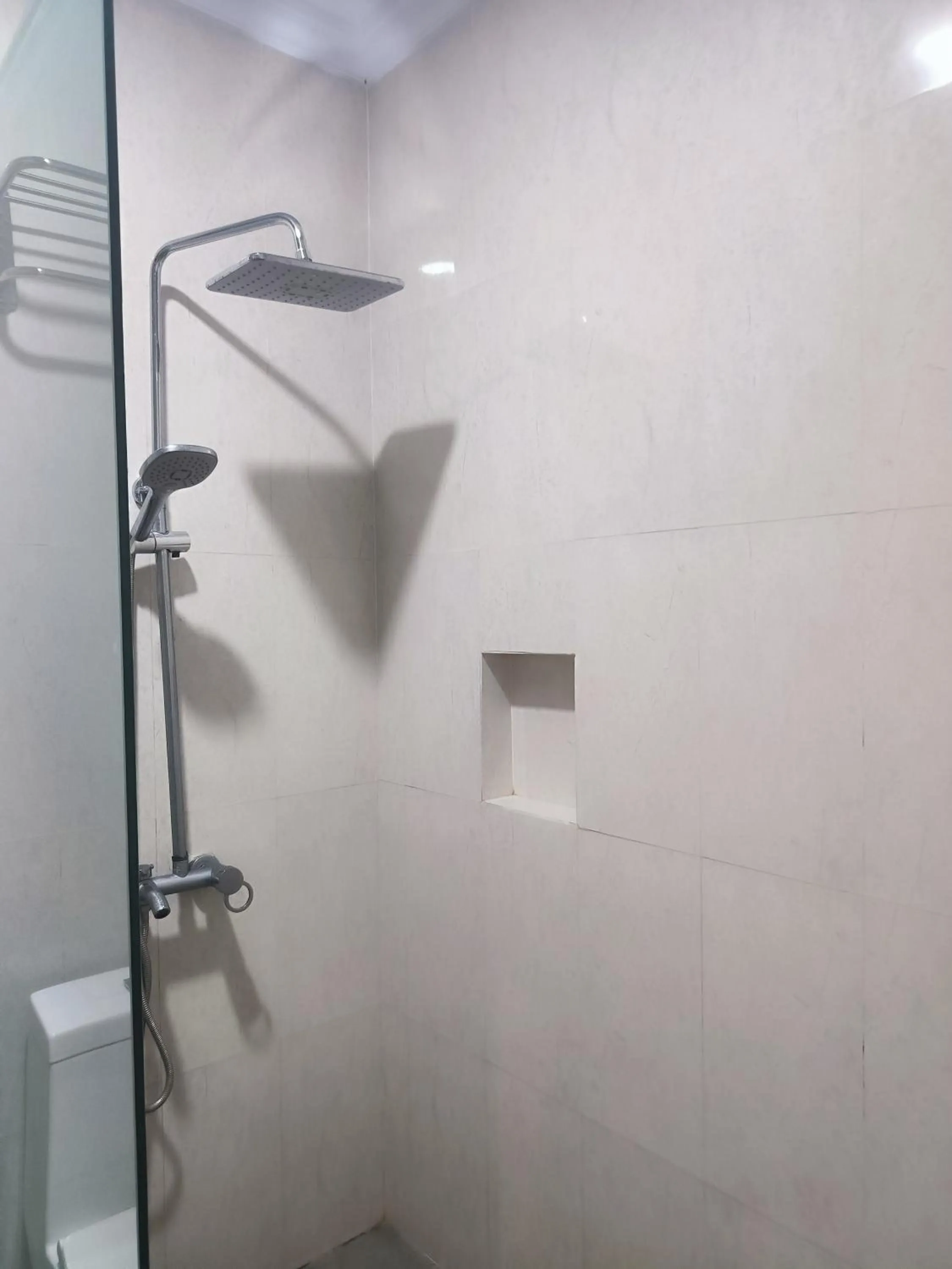 Shower in Arsa Homestay & Spa