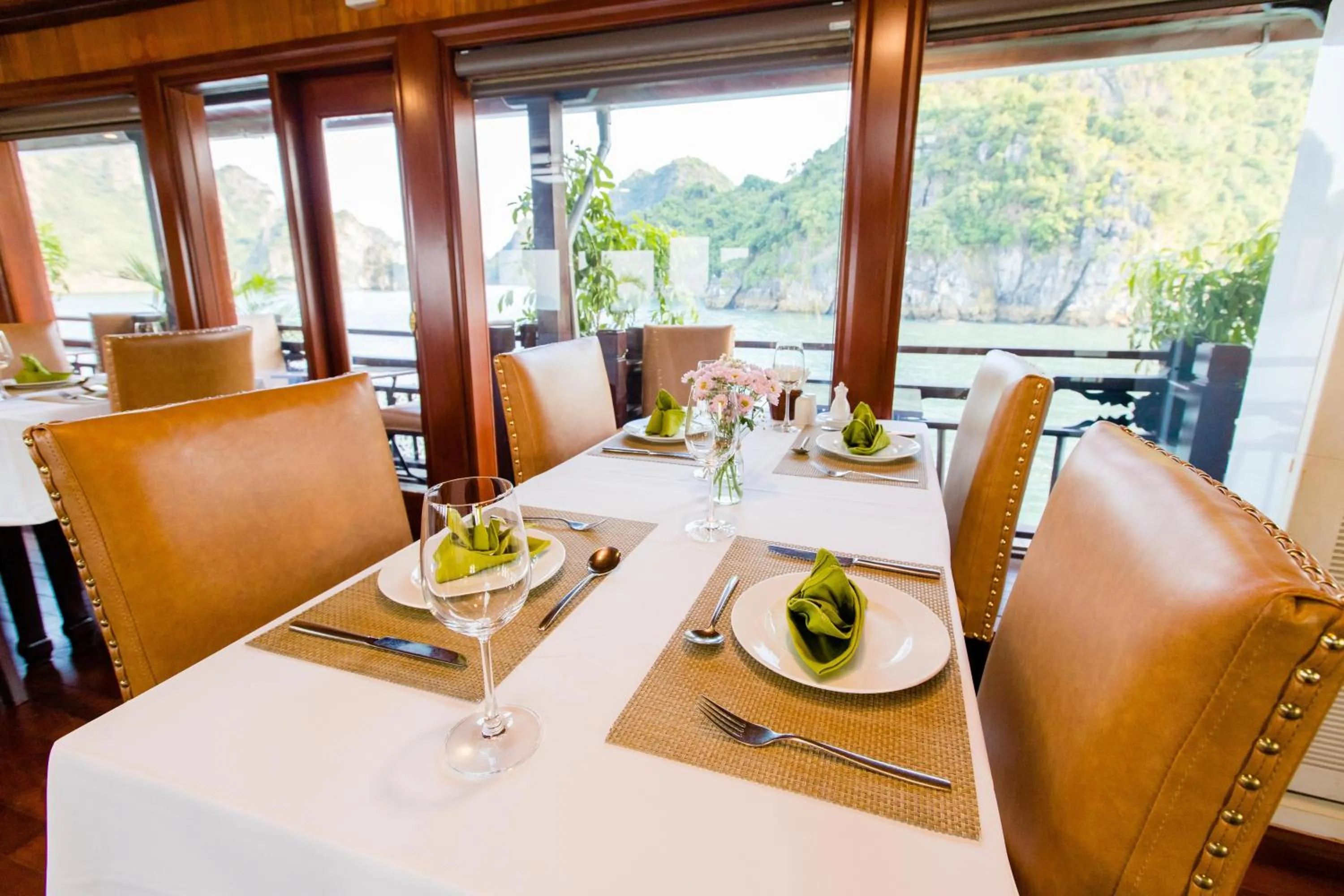 Restaurant/places to eat in Victory Cruise