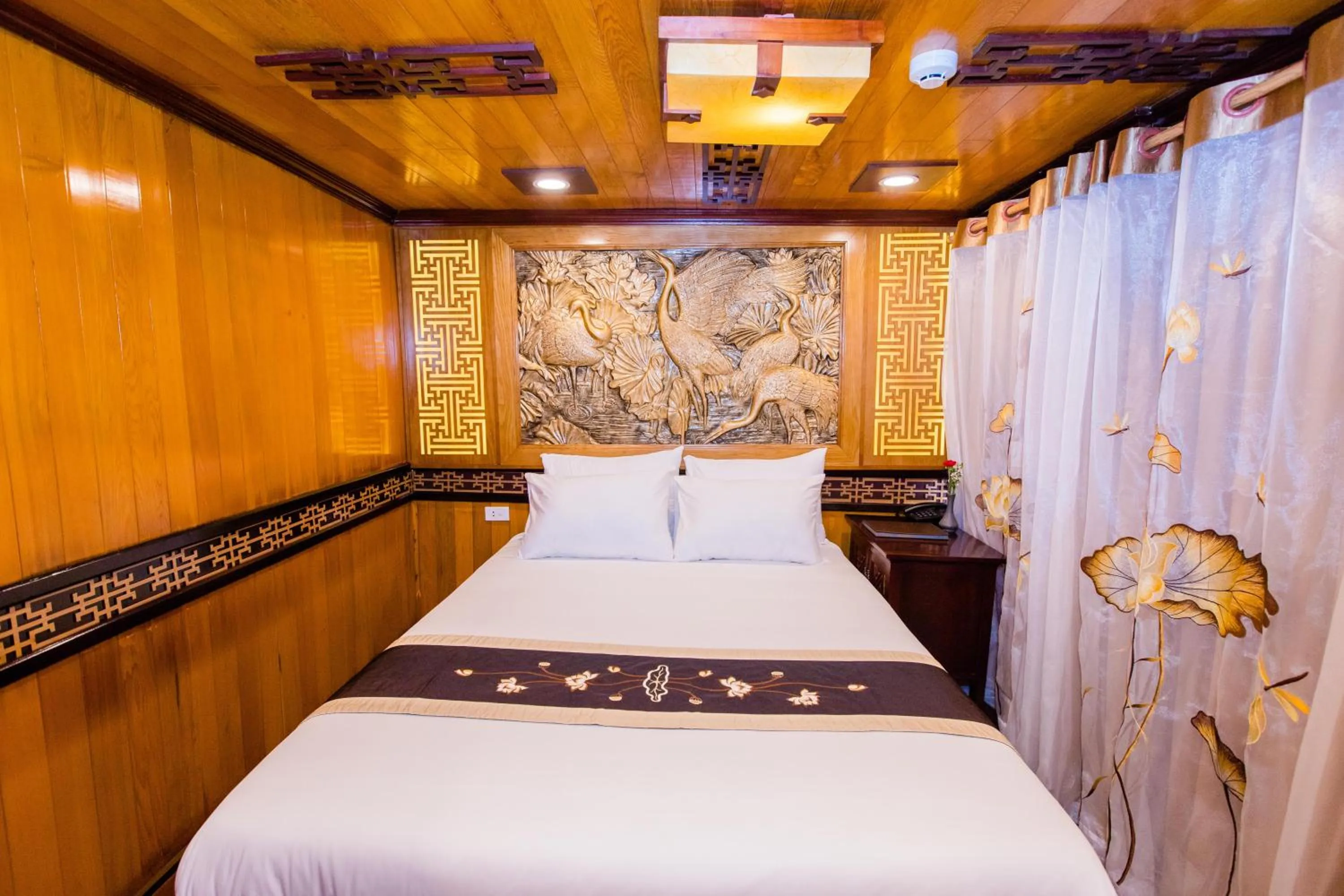 Photo of the whole room, Bed in Victory Cruise