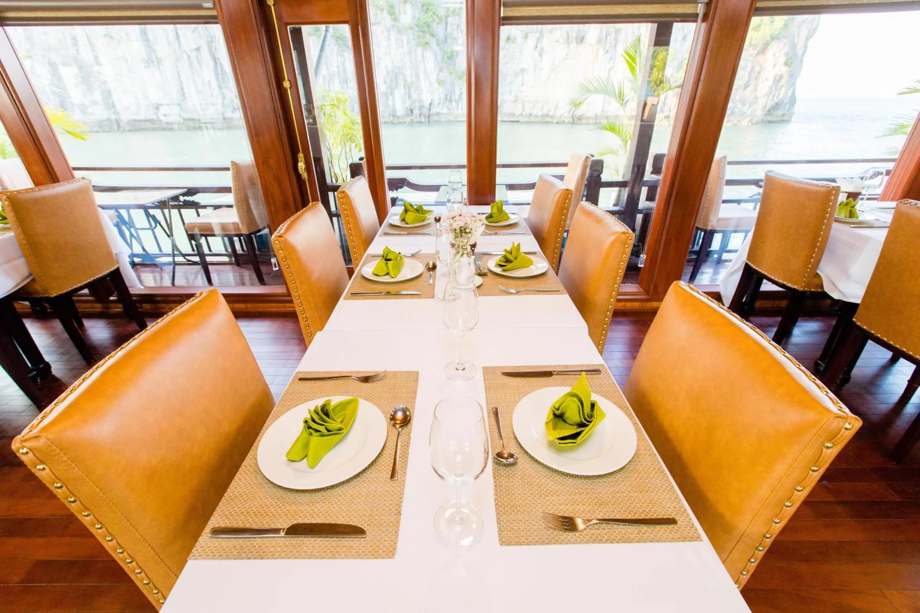 Restaurant/places to eat in Victory Cruise