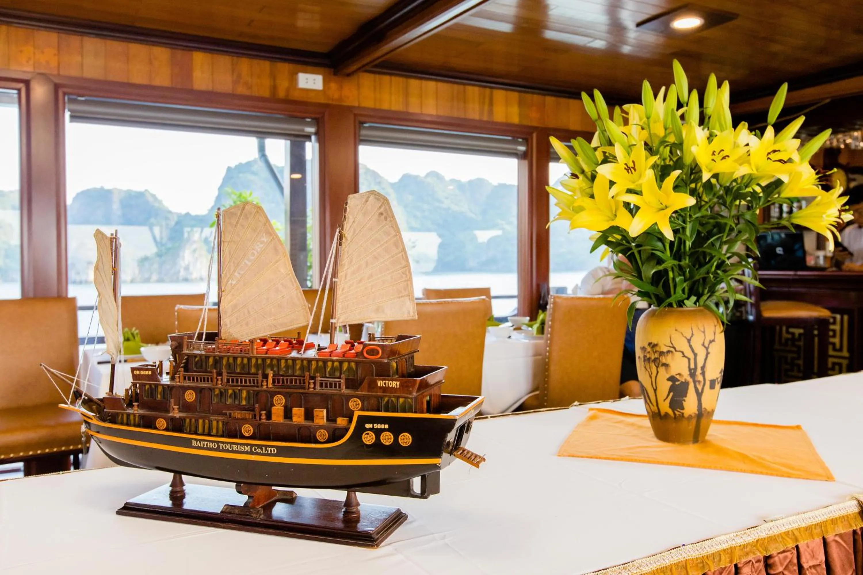 Restaurant/places to eat in Victory Cruise